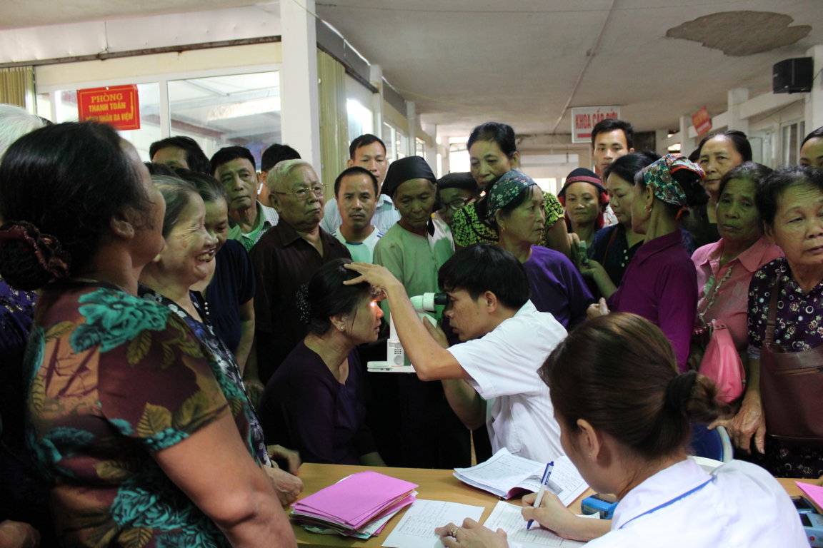 Đoàn tổ chức khám sàng lọc các bệnh về mắt cho người dân huyện Bắc Quang