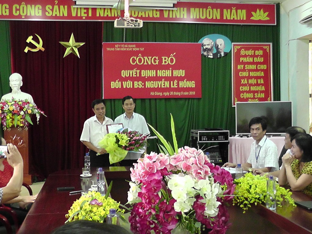 Đồng chí Nguyễn Đình Dích - Phó Giám đốc Sở Y tế trao Quyết định nghỉ hưu hưởng chế độ bảo hiểm  xã hội cho bác sĩ Nguyễn Lê Hồng