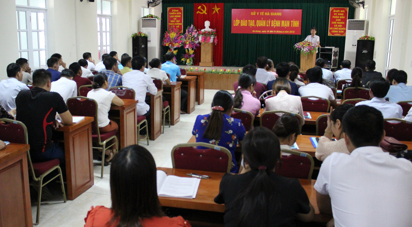 Đ/c Đặng Văn Huynh – Phó Giám đốc Sở Y tế phát biểu tại lễ Bế giảng