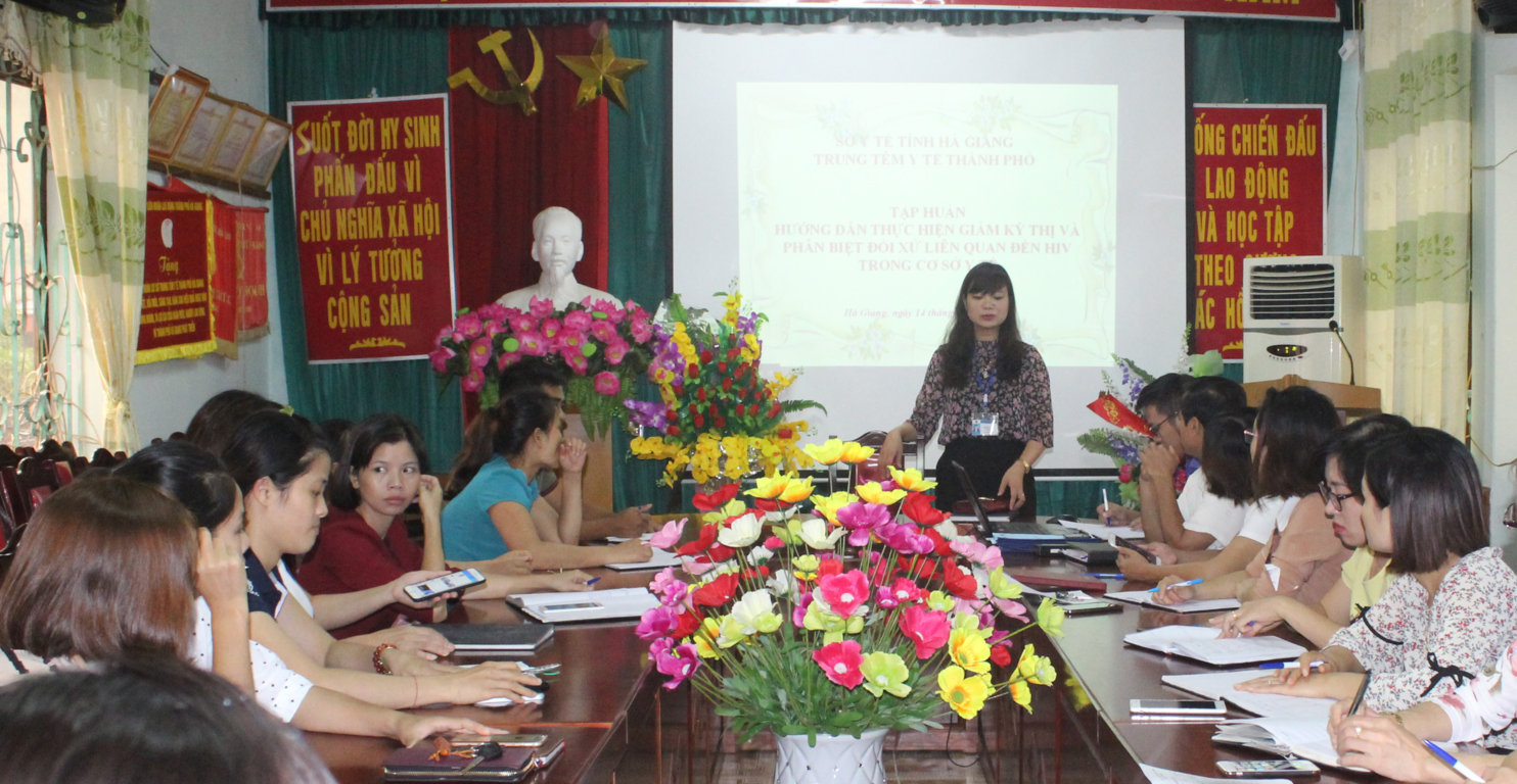 ồng chí Nguyễn Thị Dự, giám đốc Trung tâm y tế Thành phố khai mạc lớp tập huấn
