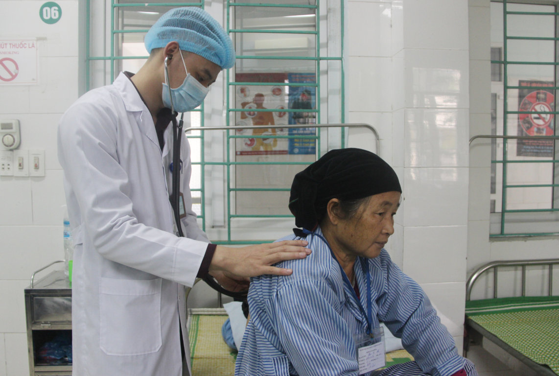 Khám cho người bệnh bị viêm phổi điều trị tại khoa Lão khoa Bệnh viện đa khoa tỉnh