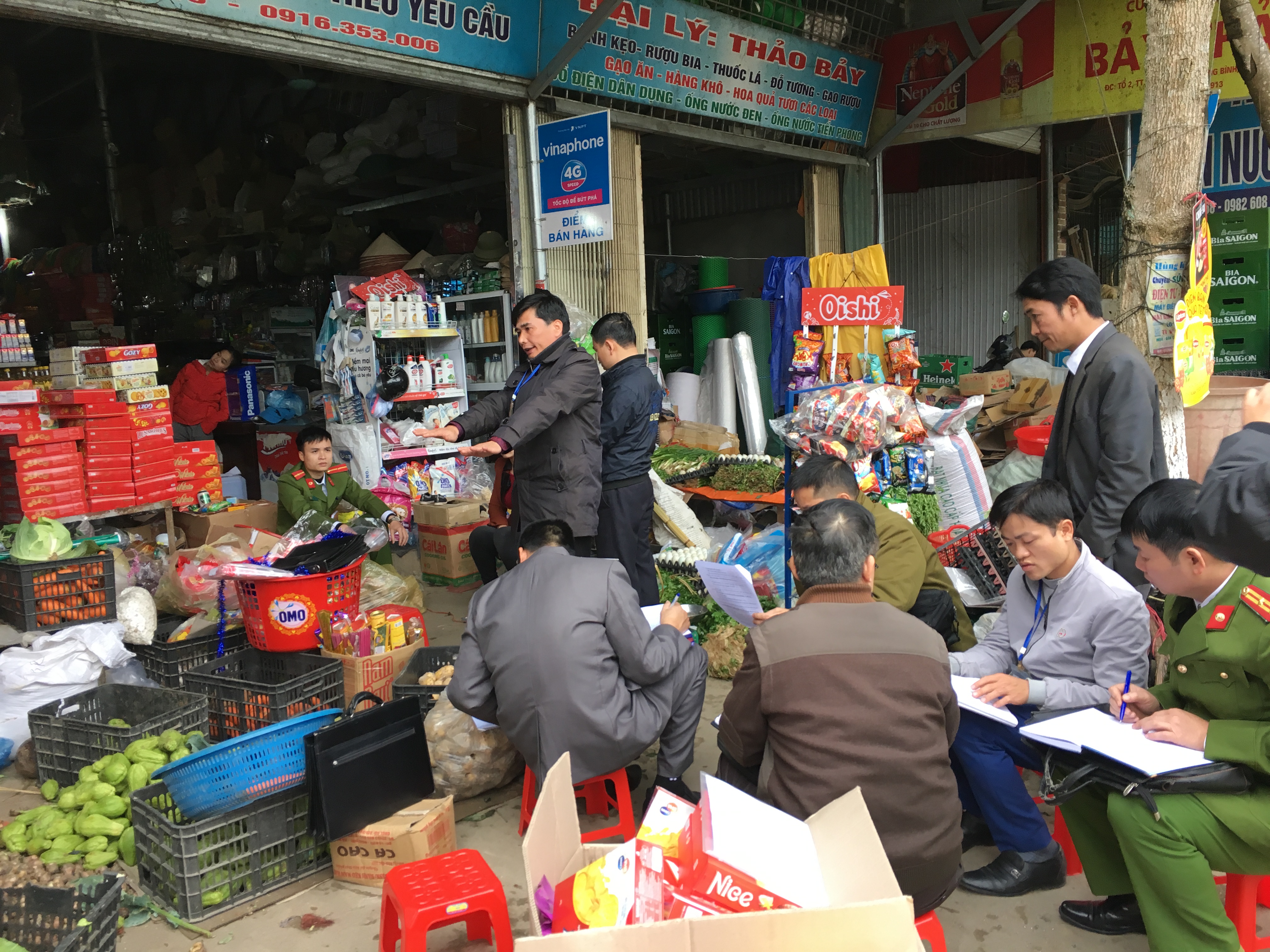 Đoàn liên ngành ATTP của tỉnh và các cơ quan chức năng của huyện Quang Bình kiểm tra  cơ sở kinh doanh thực phẩm