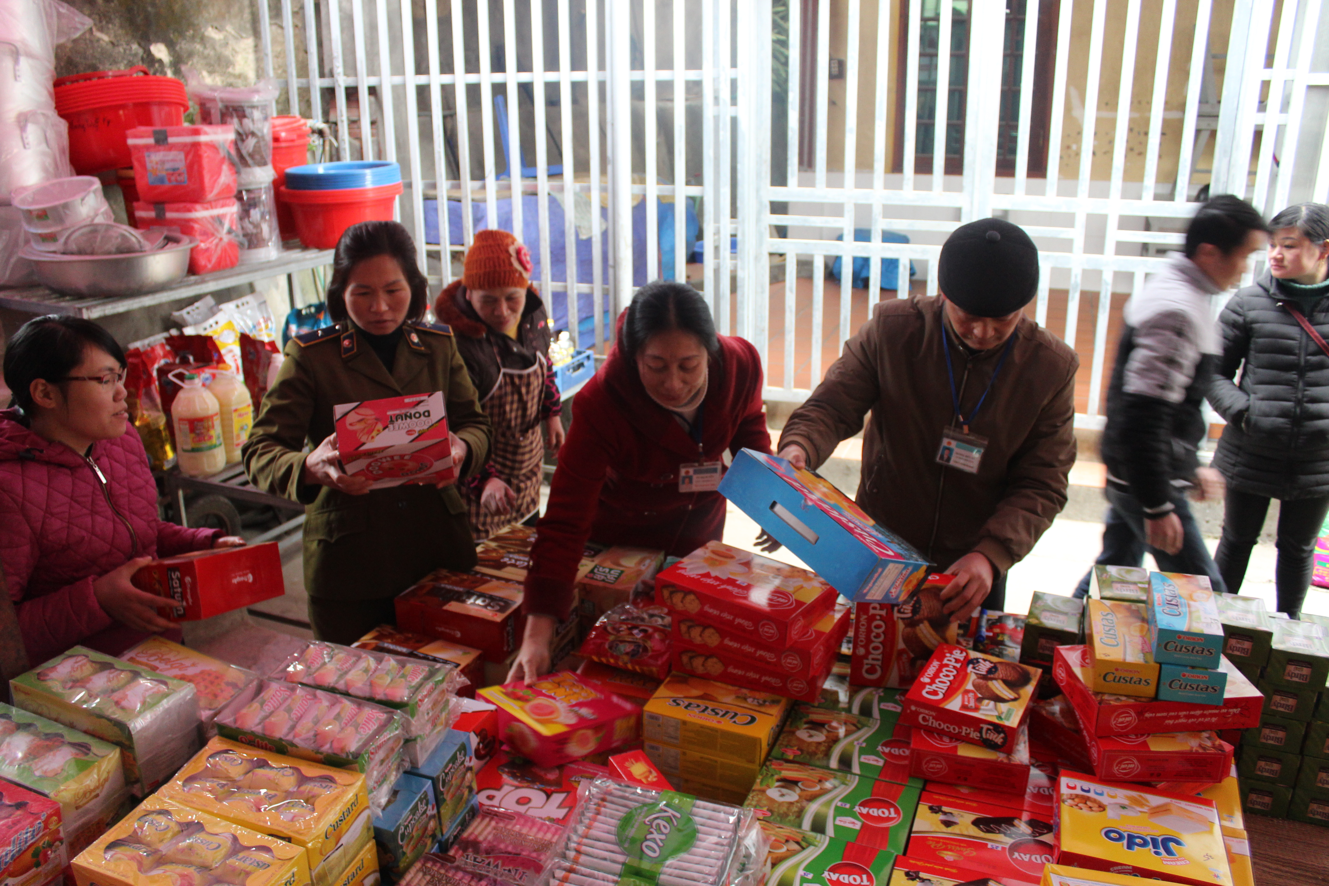 Đoàn liên ngành kiểm tra tại cơ sở kinh doanh hàng tạp hóa tại thị trấn Tam Sơn - Quản Bạ