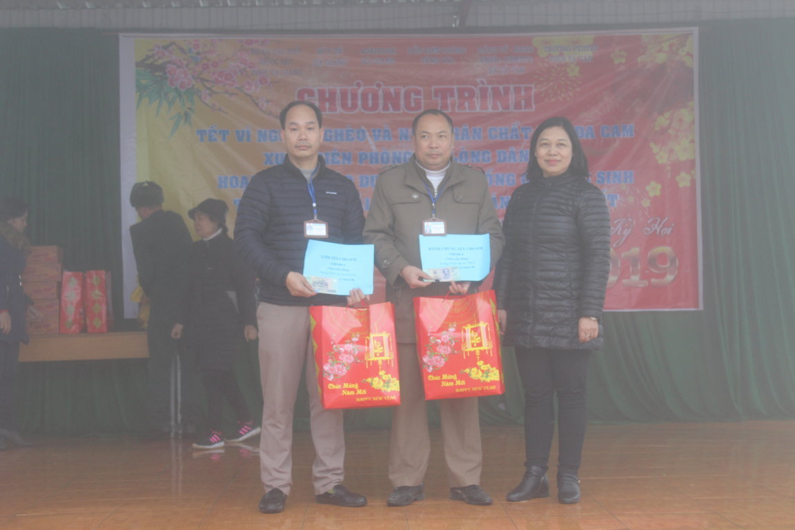 Đồng chí Hoàng Thị Chung, Phó Giám đốc Sở Y tế trao quà cho Trường PTDT Bán trú tiểu học và Trường PTDT Bán trú THCS xã Tả Ván