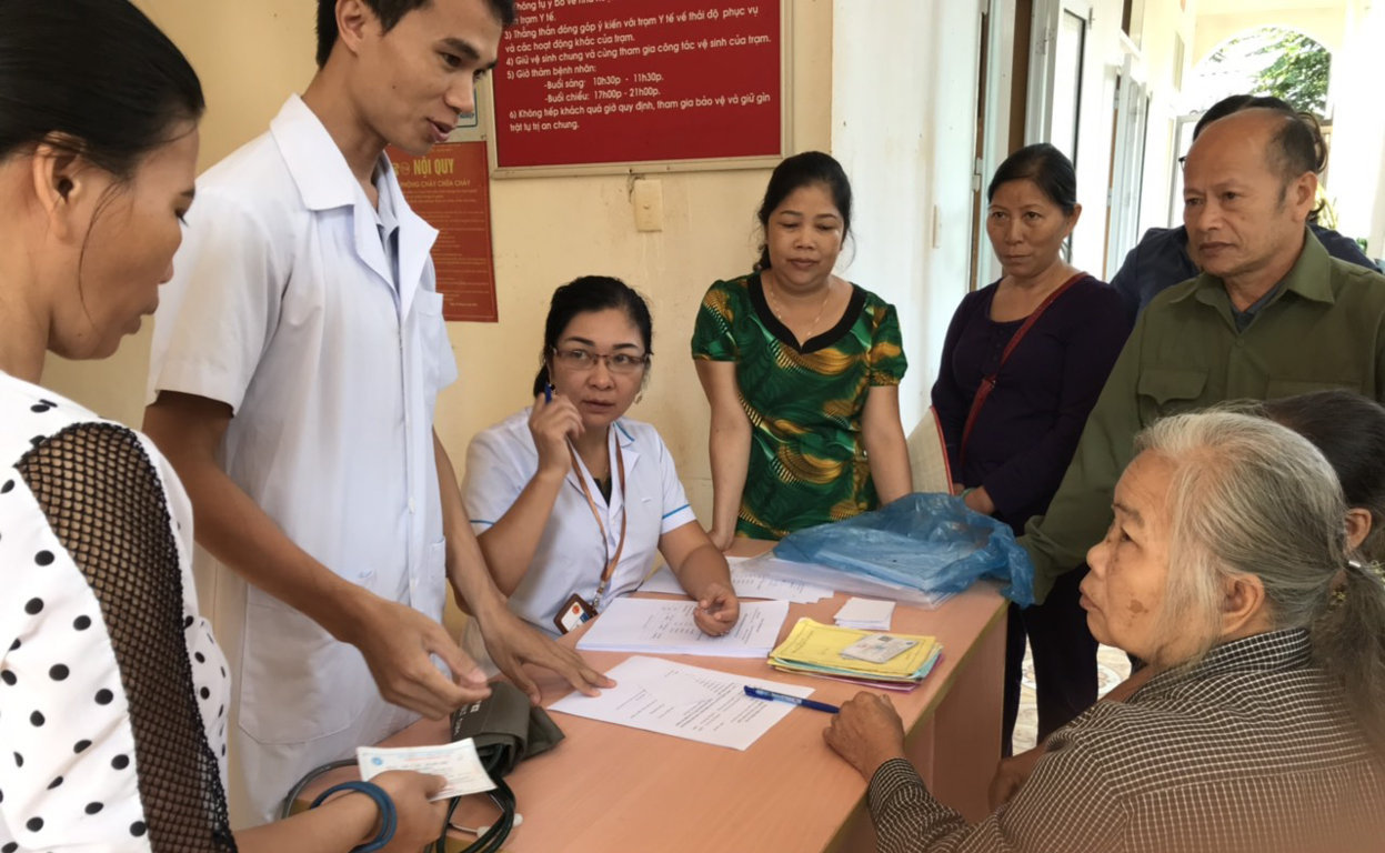 Khám sàng bệnh tăng huyết áp tại Trạm Y tế xã Vĩnh Hảo, huyện Bắc Quang