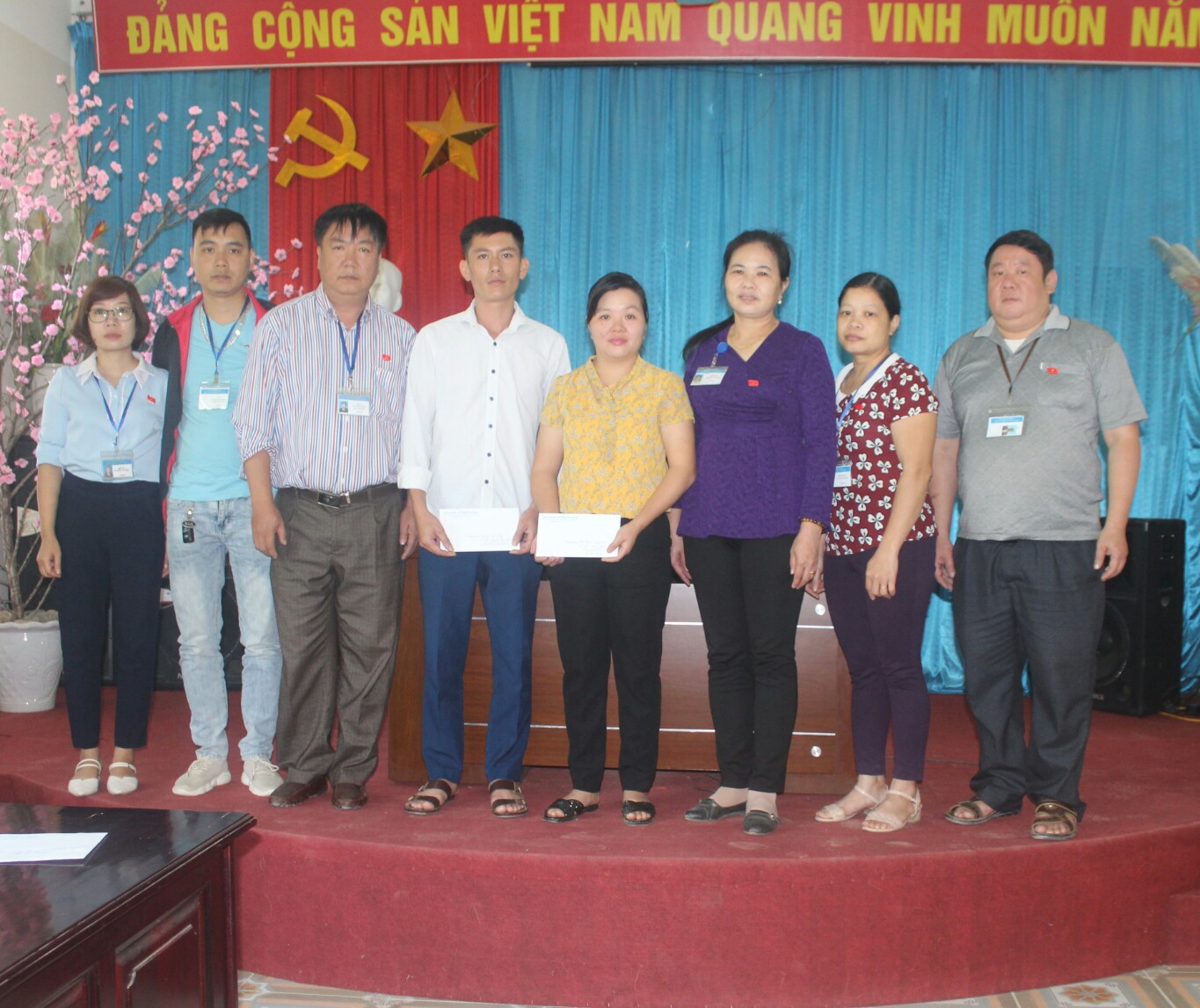 Lãnh đạo Công đoàn TTYT huyện Yên Minh trao hỗ trợ của Công đoàn ngành Y tế Hà Giang cho các đoàn viên công đoàn của Trung tâm bị thiệt hại do mưa lũ