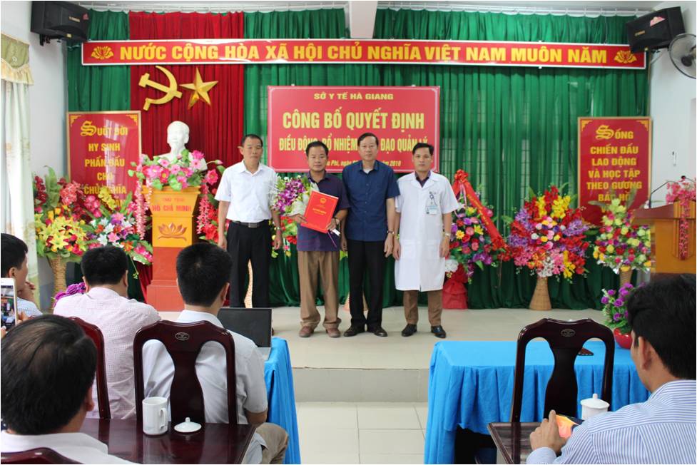 Lãnh đạo Sở Y tế chụp ảnh cùng Ban lãnh đạo BVĐK khu vực huyện Hoàng Su Phì