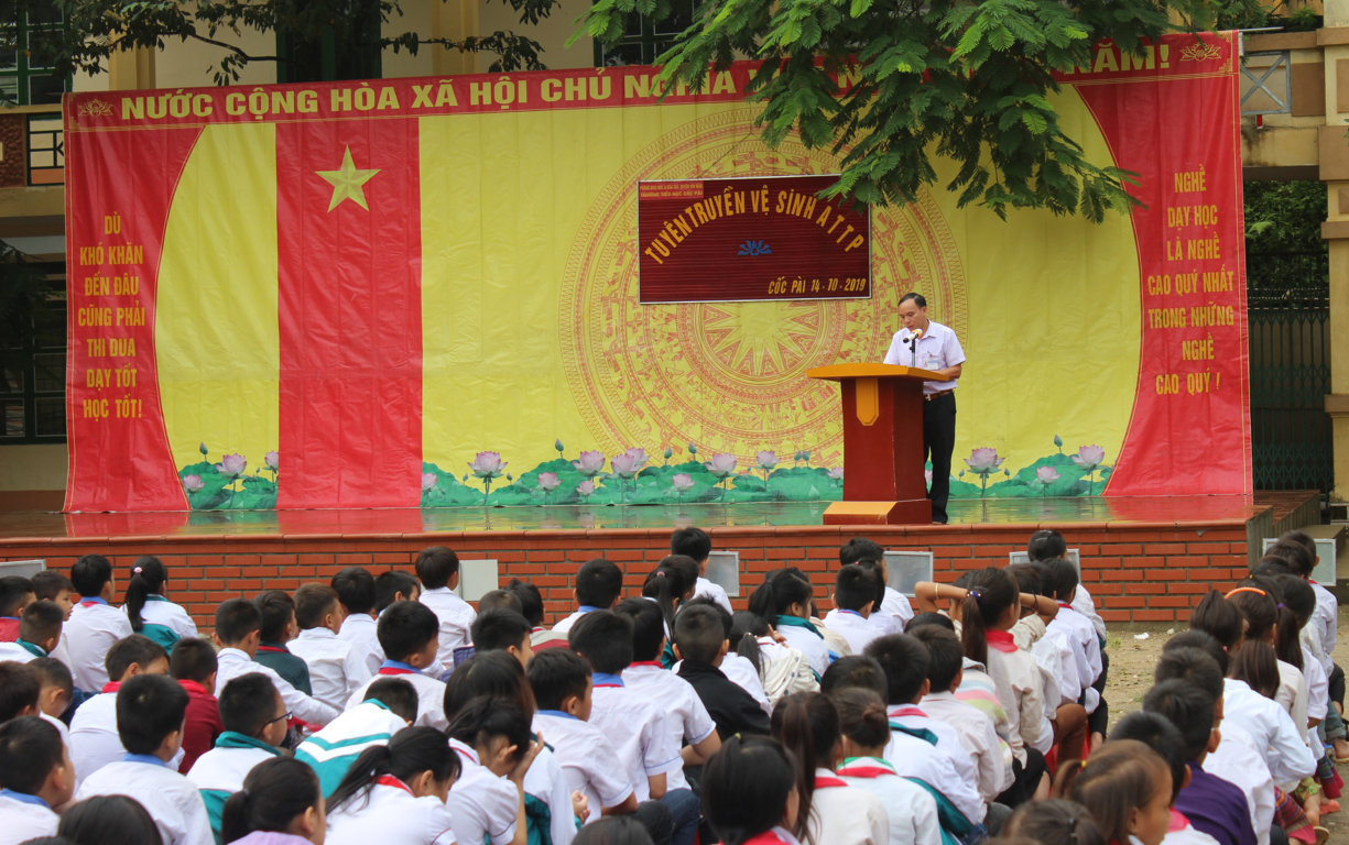 Cán bộ TTYT huyện truyền thông về ATVSTP tại Trường Tiểu học thị trấn Cốc Pài