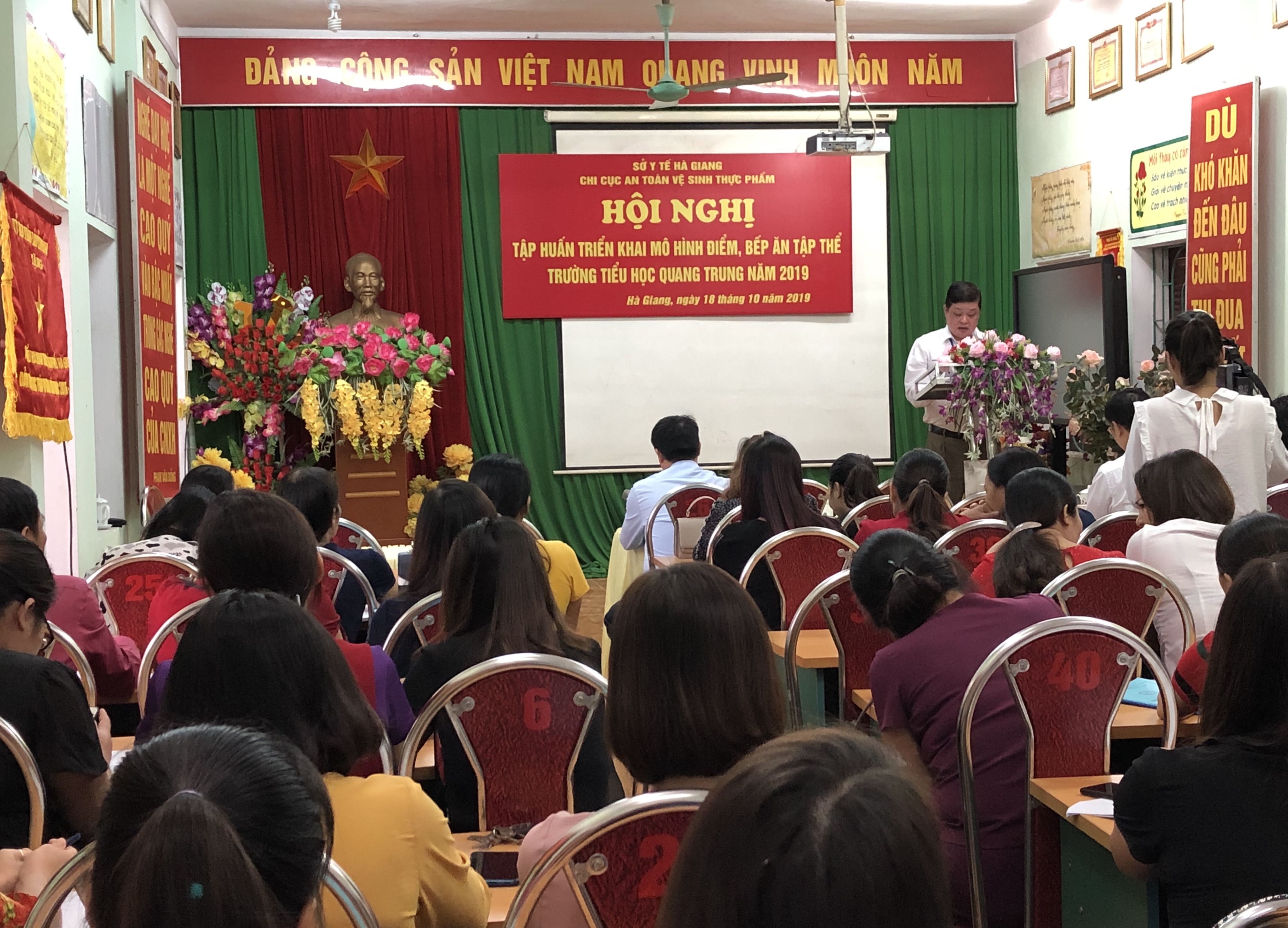 Chi cục An toàn vệ sinh thực phẩm phối hợp tổ chức Hội nghị tập huấn triển khai mô hình điểm bếp ăn tập thể Trường tiểu học Quang Trung, thành phố Hà Giang năm 2019