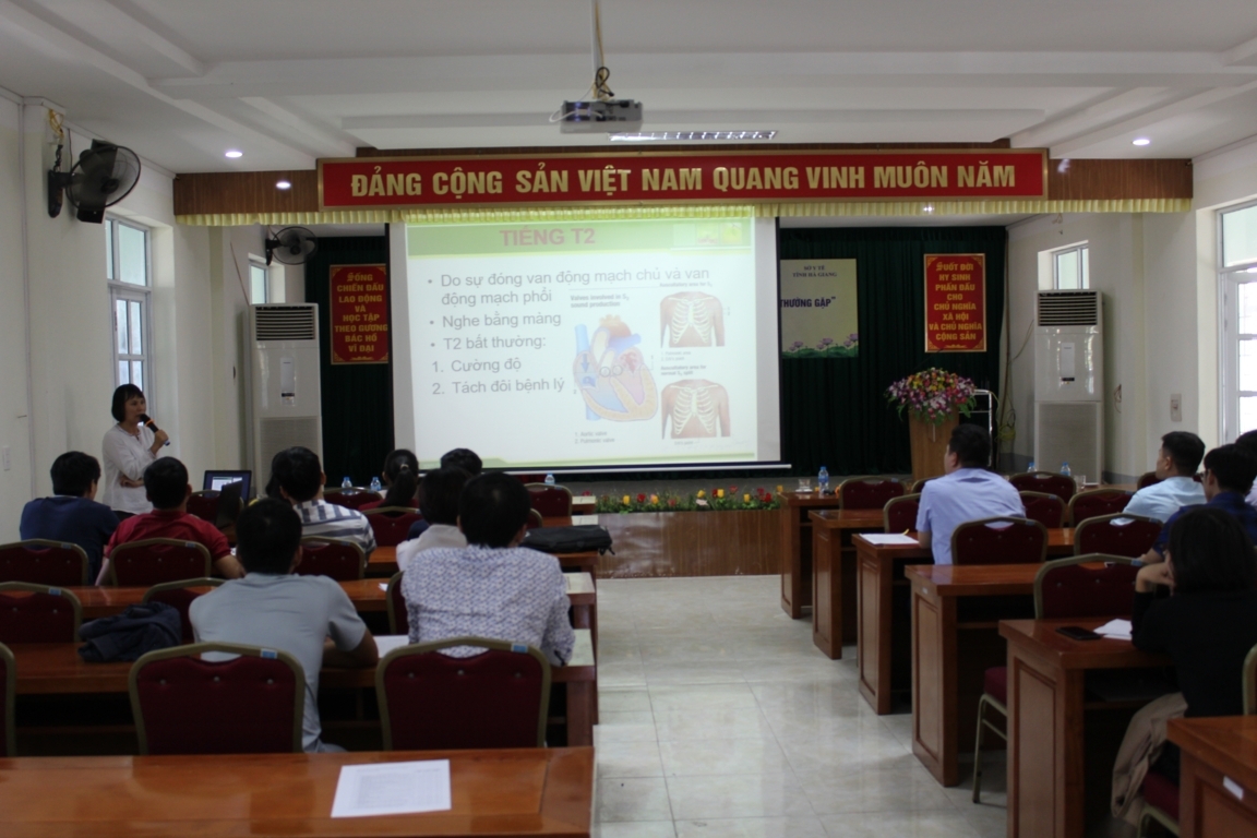 Giảng viên Bệnh viện Tim Hà Nội truyền đạt những kiến thức cơ bản cho học viên