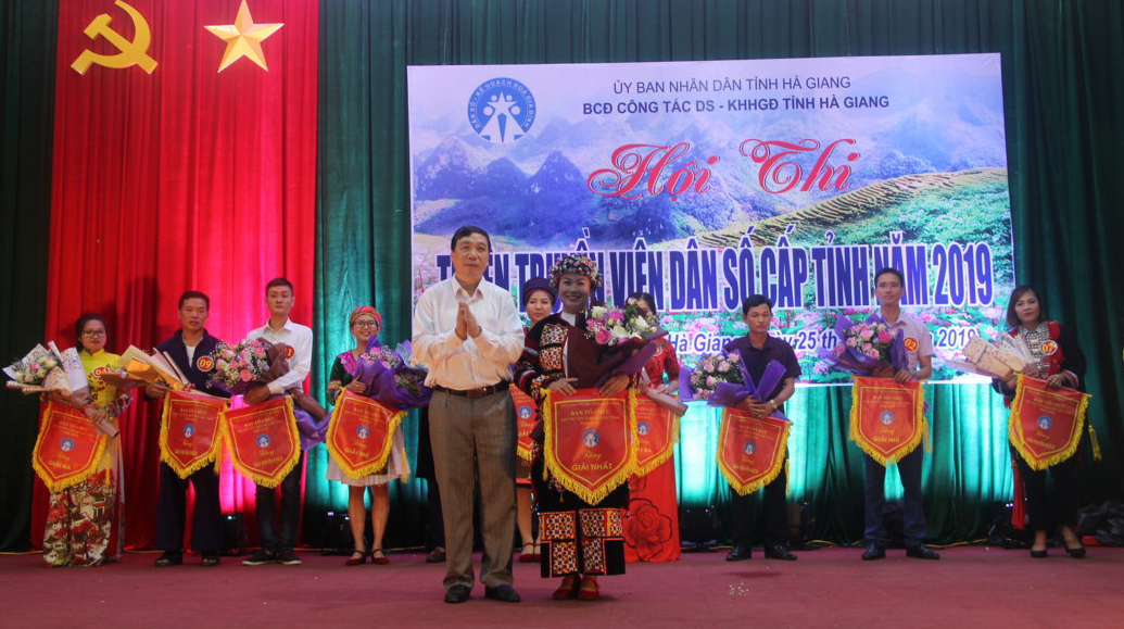 Đồng chí Nguyễn Văn Hưng, Phó trưởng Ban Tuyên giáo Tỉnh ủy trao Giải nhất cho Đội thi đến từ huyện Mèo Vạc