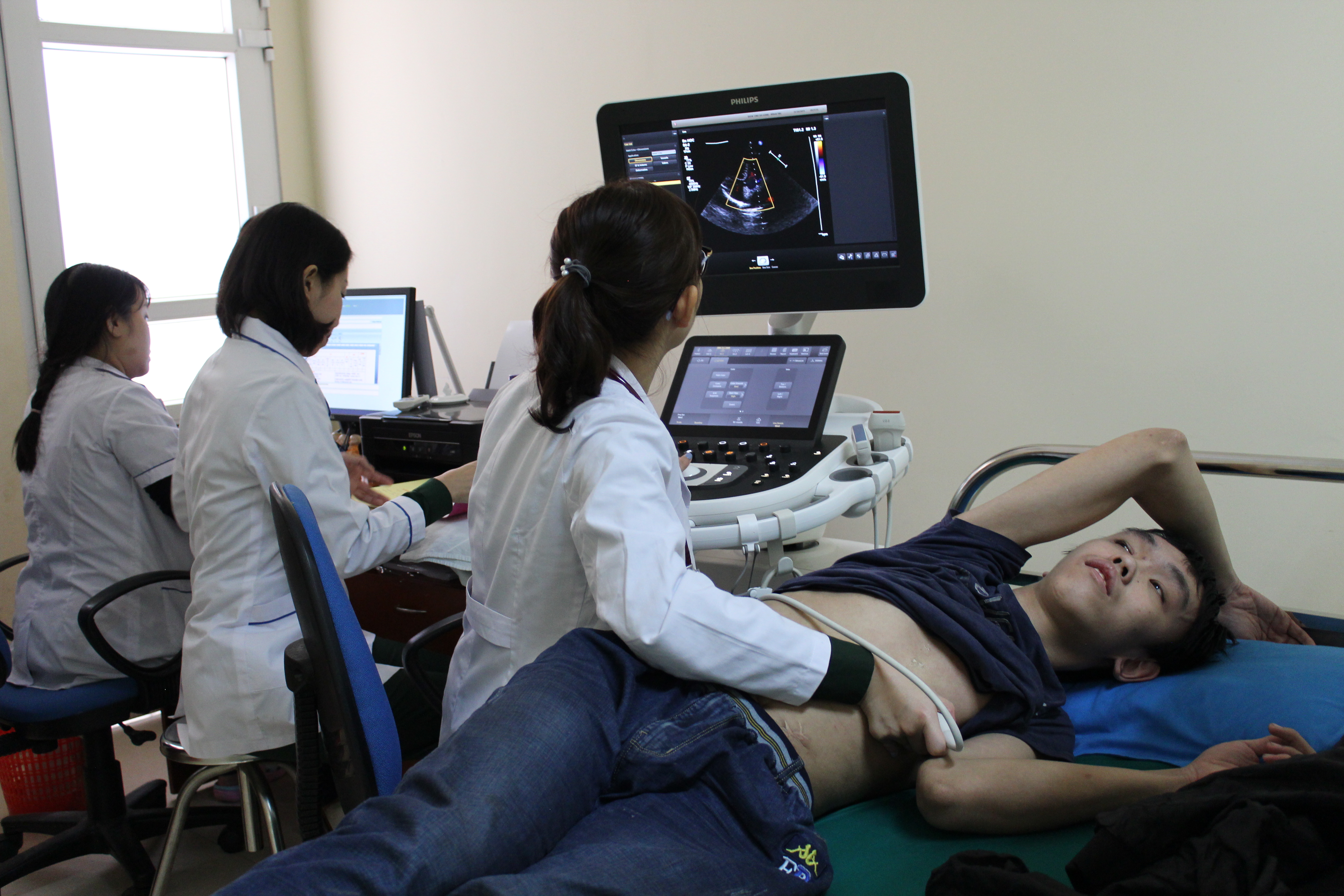 Bác sĩ Bệnh viện Quân Y 103 siêu âm tim cho người dân tại Bệnh viện đa khoa tỉnh Hà Giang