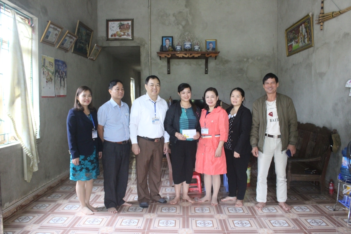 Lãnh đạo các đơn vị y tế TP Hà Giang trao số tiền ủng hộ gia đình chị Lương Thúy Mai tại phường Ngọc Hà