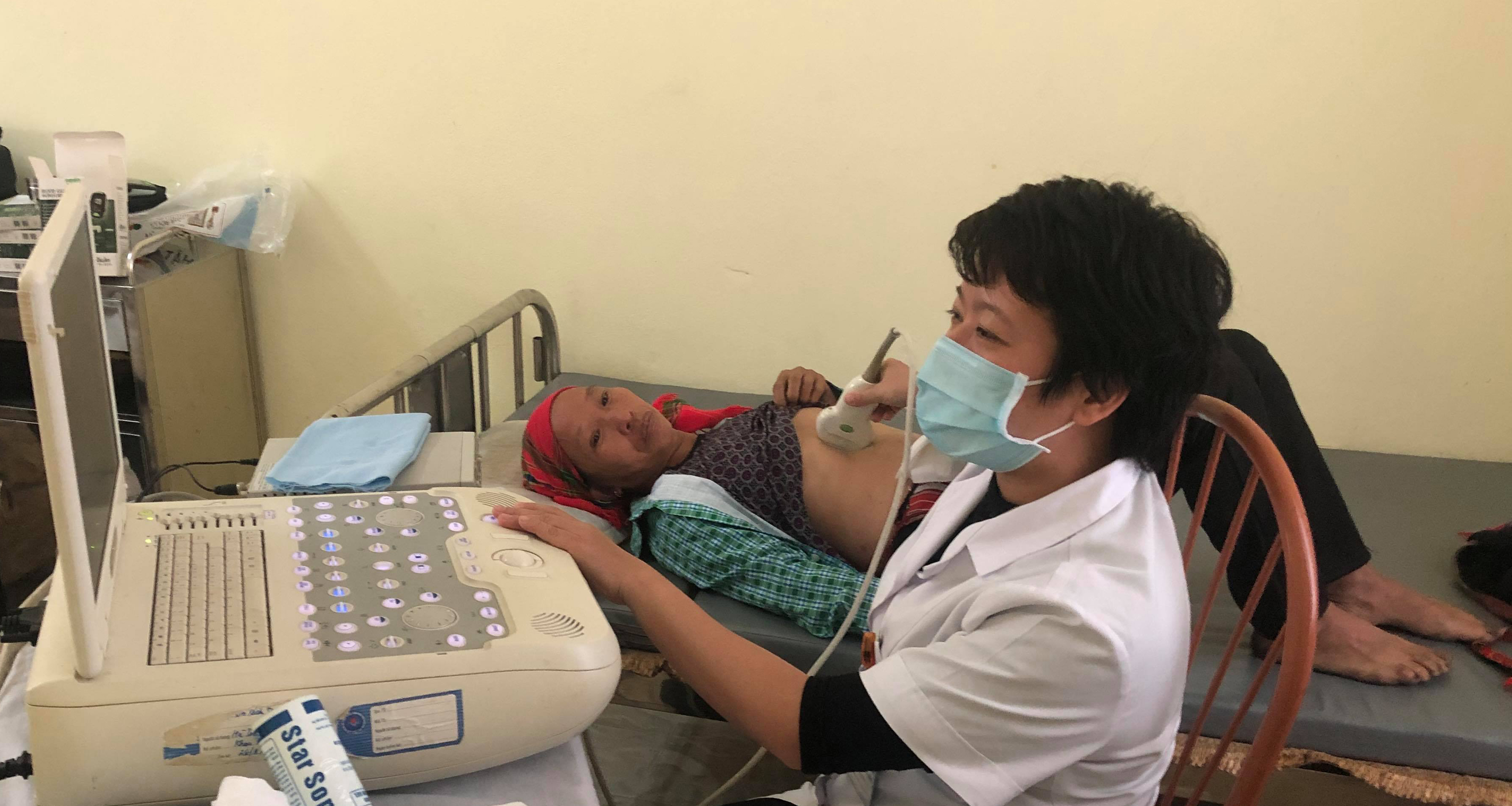 Người dân các xã Nậm Ty và Thông Nguyên huyện Hoàng Su Phì được khám bệnh và cấp thuốc miễn phí