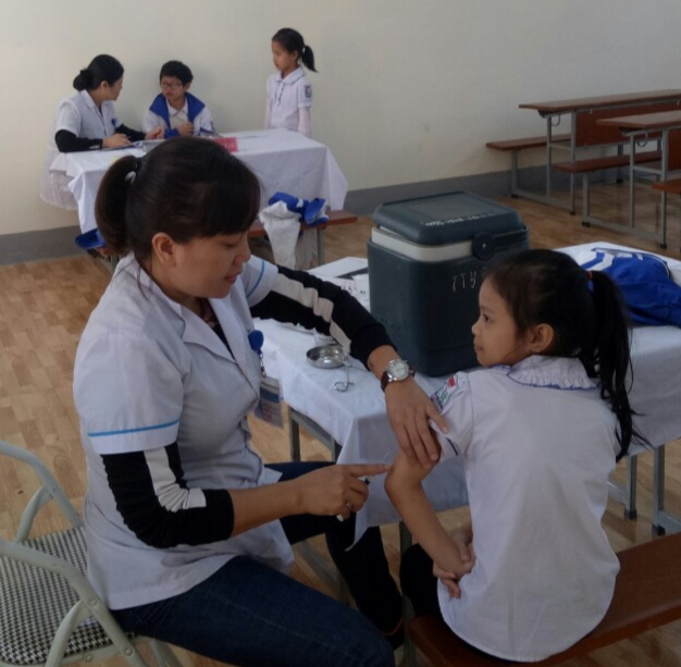 Cán bộ y tế tiêm bổ sung vắc xin Td cho trẻ 7 tuổi