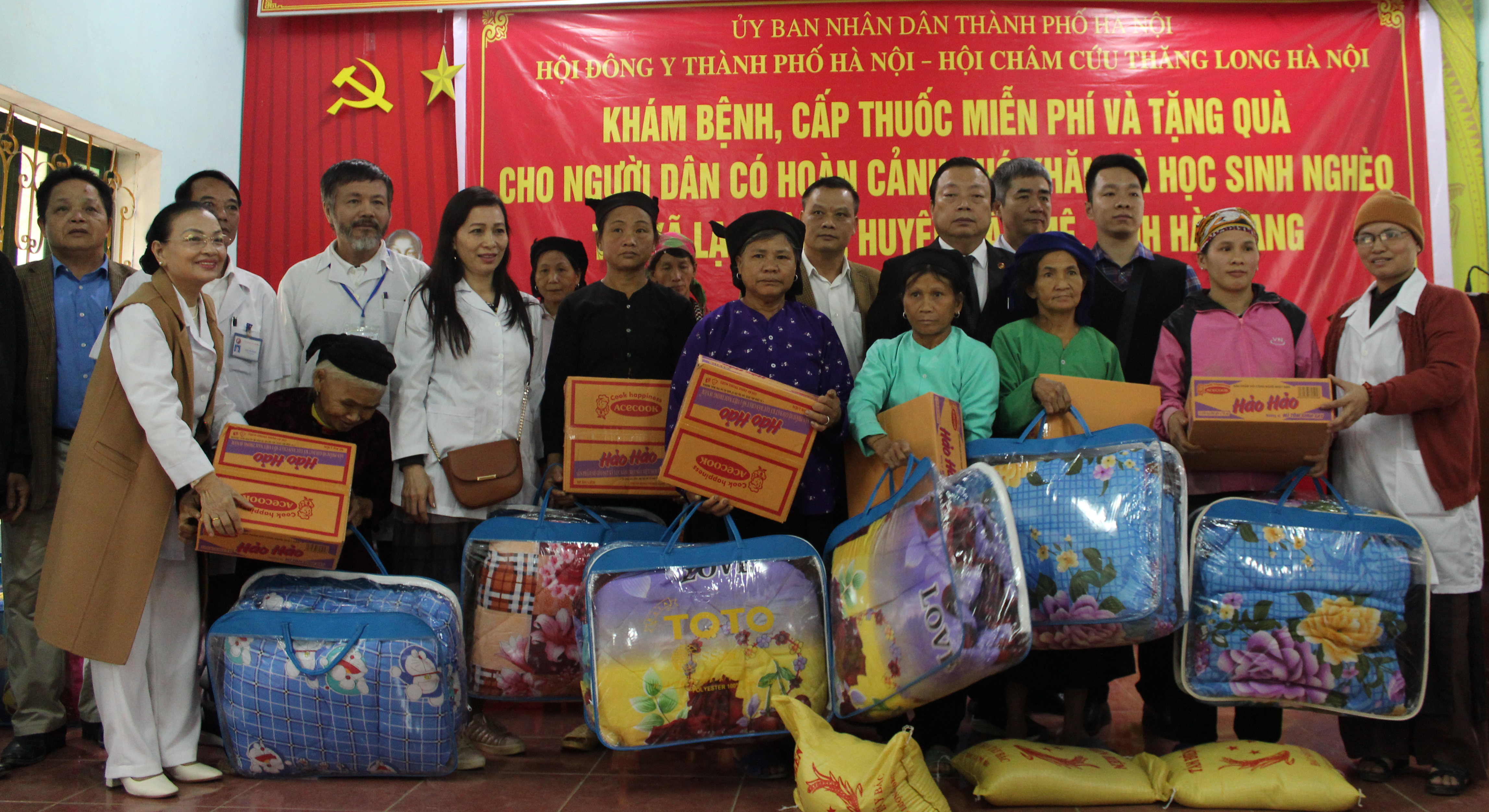 Đ/c Nguyễn Hồng Siêm, Chủ tịch Hội Đông y Hà Nội cùng lãnh đạo các đơn vị trao quà cho các hộ nghèo tại xã Lạc Nông huyện Bắc Mê