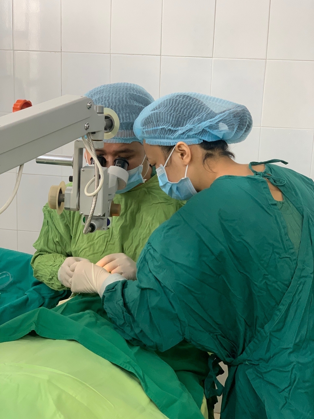 Bệnh viện Mắt phối hợp khám, điều trị các bệnh về mắt tại huyện Xín Mần