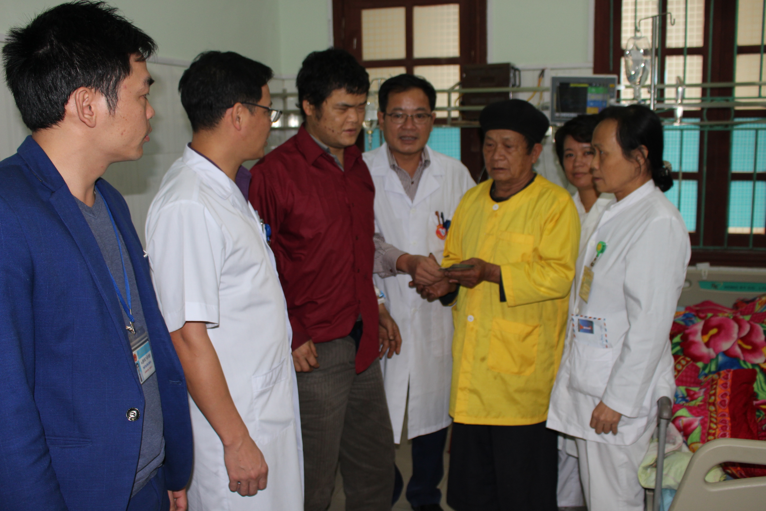 Lãnh đạo bệnh viện ĐKKV Hoàng Su Phì thăm hỏi và trao tiền ủng hộ cho bệnh nhân