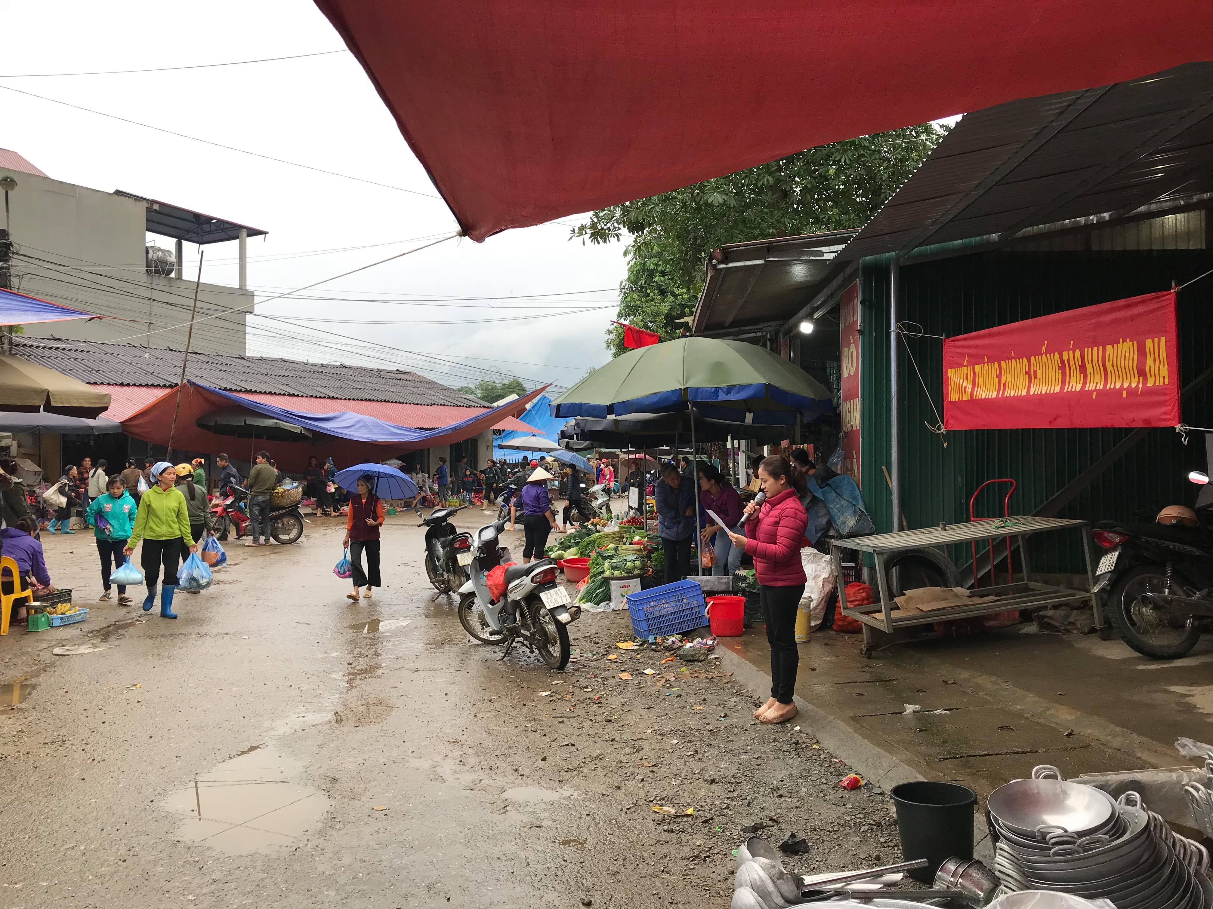 Truyền thông phòng chống tác hại rượu bia tại chợ phiên các xã huyện Vị Xuyên
