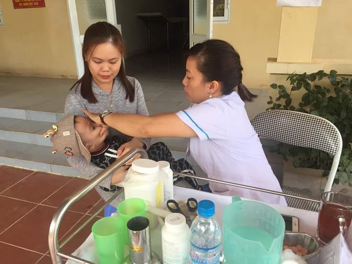 Trung tâm Y tế huyện Bắc Quang triển khai chiến dịch cho trẻ uống vitamin A và thuốc tẩy giun