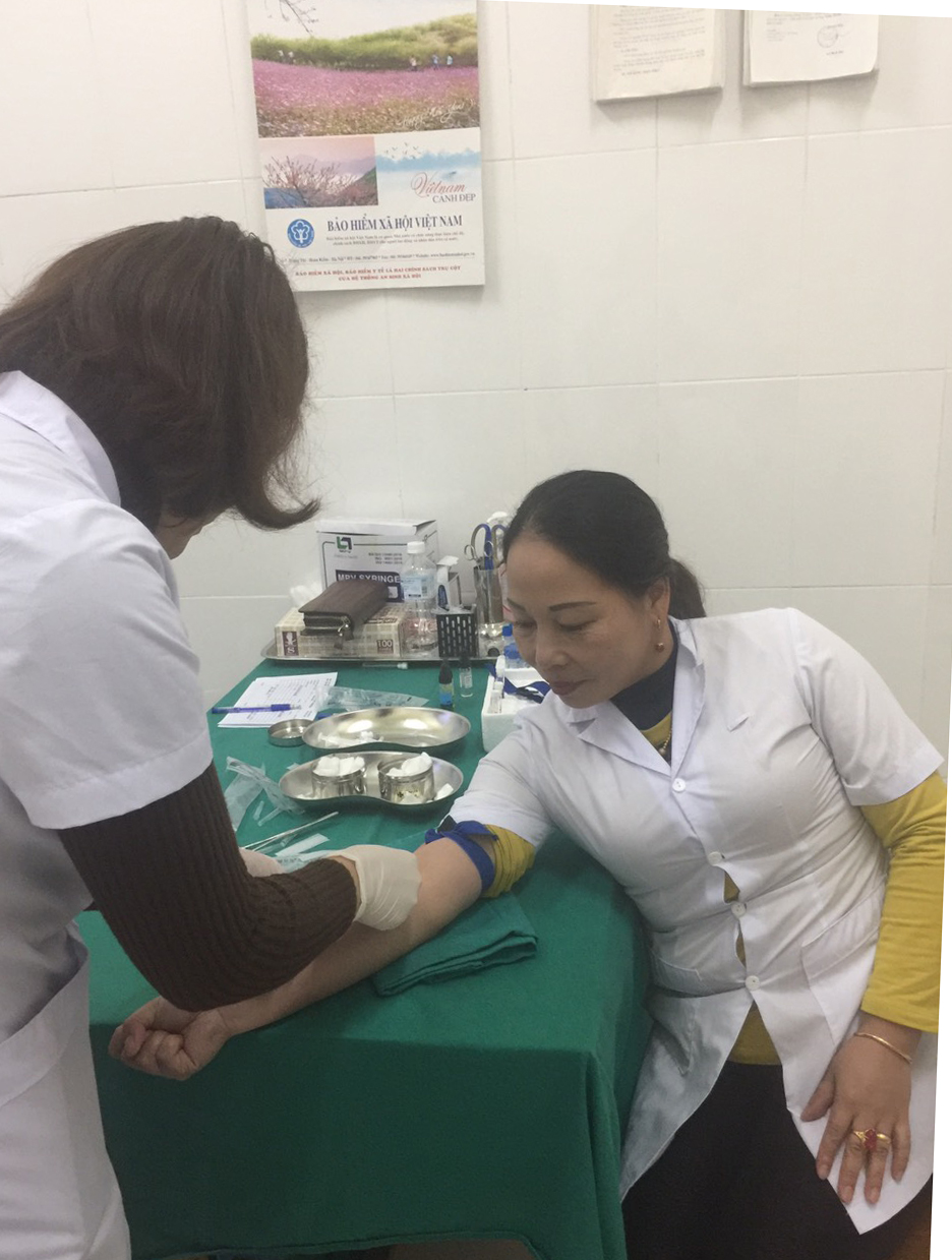 Cán bộ BVĐK huyện Quản Bạ tham gia hiến máu để cấp cứu cho người bệnh