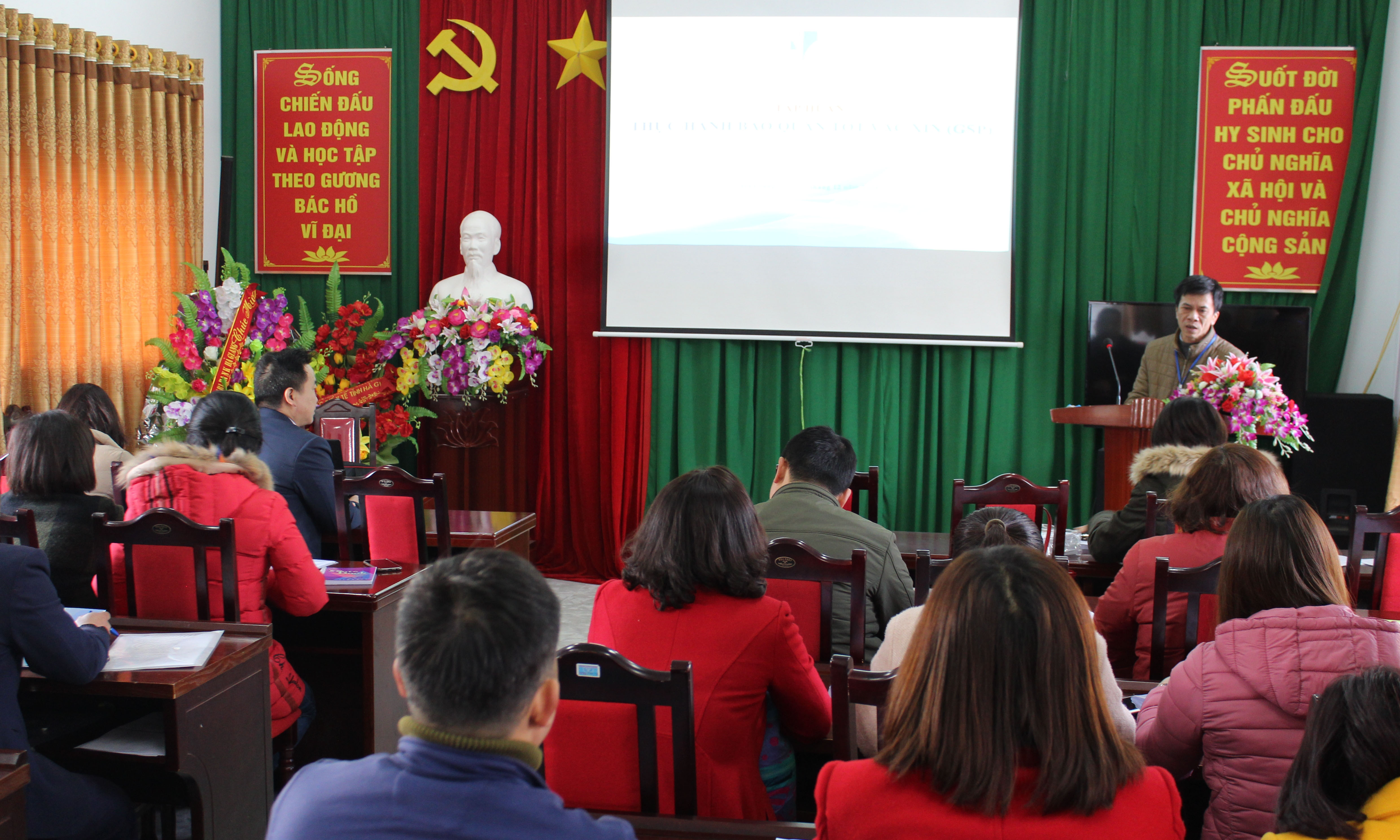Viện Kiểm định Quốc gia vắc xin và sinh phẩm y tế tổ chức tập huấn Thực hành tốt bảo quản vắc xin (GSP) tại Hà Giang