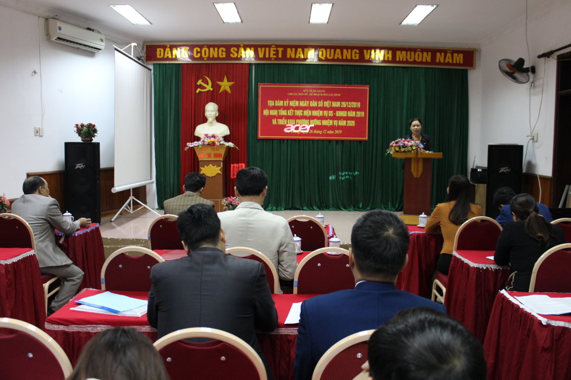 Đồng chí Hoàng Thị Chung, Phó Giám đốc Sở Y tế phát biểu tại Hội nghị