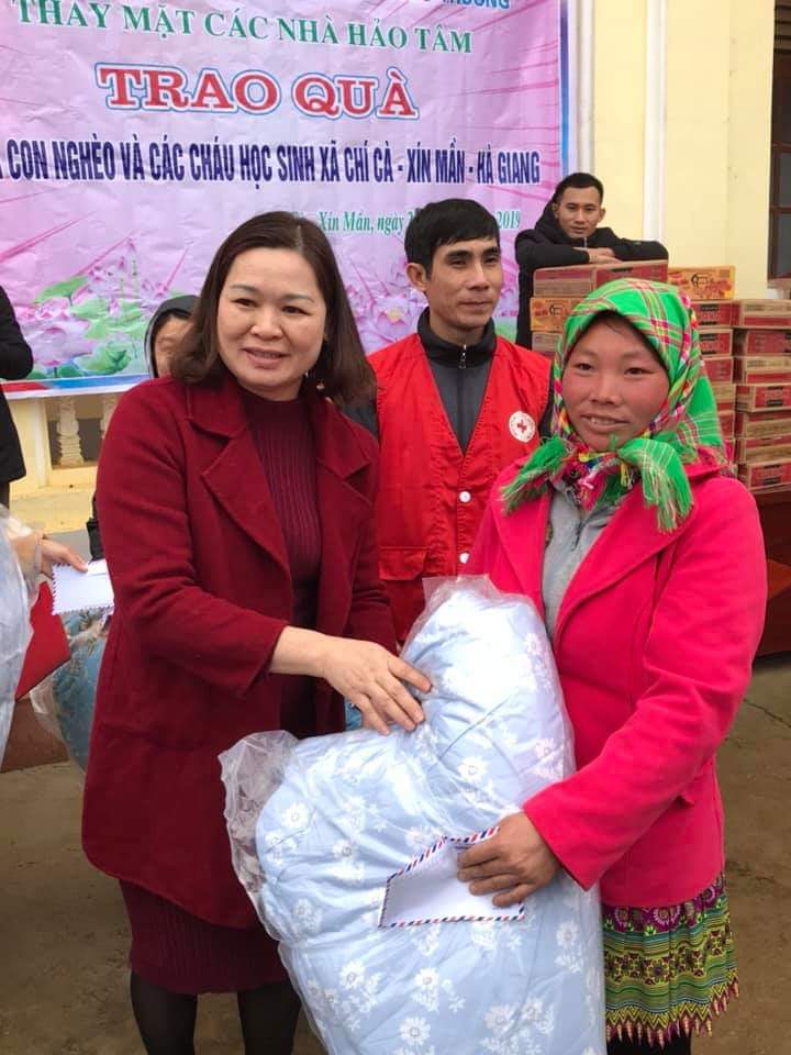 Đ/c  Nguyễn Thị Đức- Giám đốc bệnh viện YDCT tỉnh Hà Giang trao tặng quà cho các hộ gia đình có hoàn cảnh khó khăn tại xã Chí Cà, huyện Xín Mần