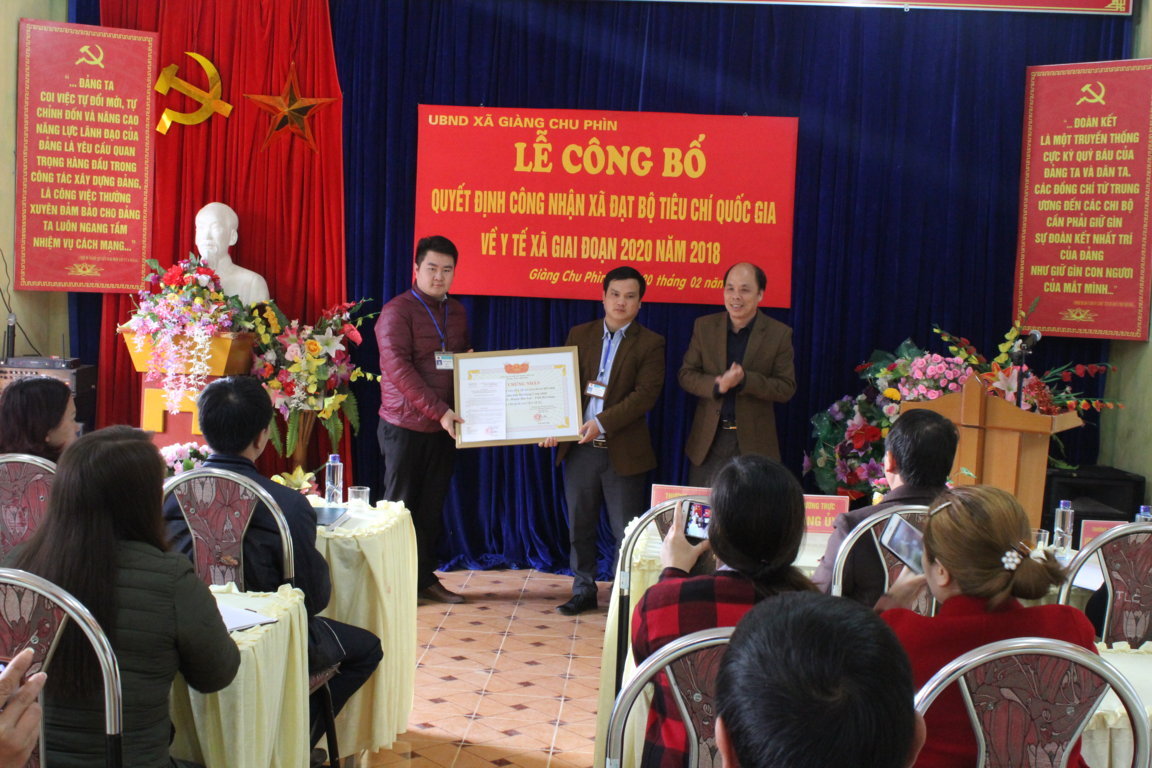 Đồng chí Ngô Chí Cường, Ủy viên BCH Huyện ủy, Phó BCĐ chăm sóc sức khỏe nhân dân huyện trao Giấy chứng nhận đạt Bộ tiêu chí Quốc gia y tế cho xã Giàng Chu Phìn