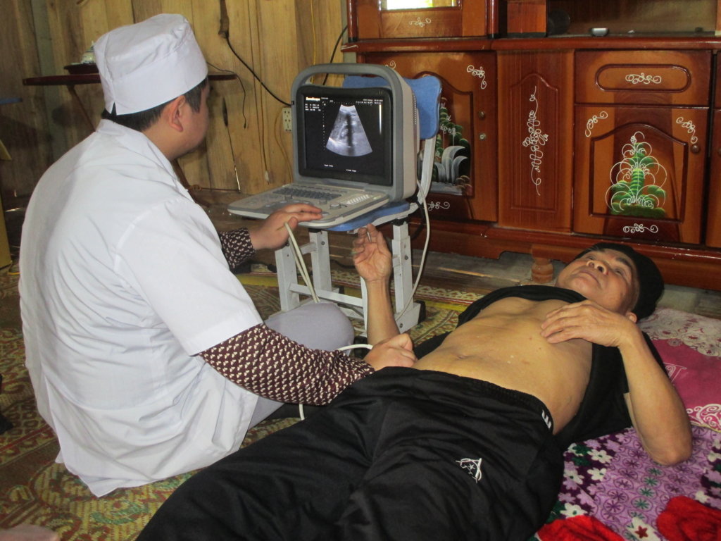 Người dân thôn Nậm Lìn xã Thông Nguyên huyện Hoàng Su Phì được khám bệnh ngay tại nhà
