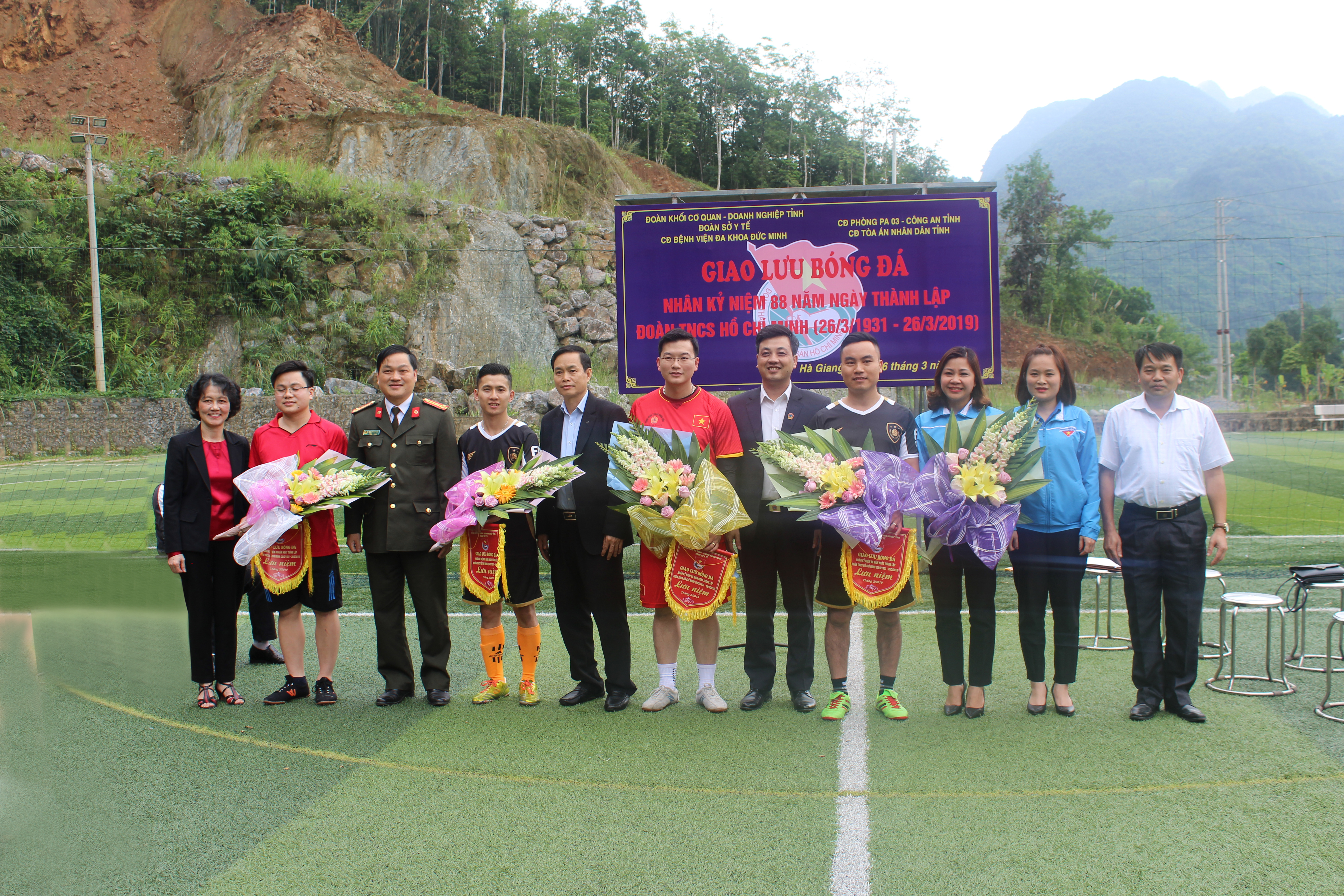 Đ.c Nguyễn Đình Dích, Phó Giám đốc Sở Y tế và lãnh đạo của các đơn vị tặng cờ lưu niệm cho các đội tham gia giao lưu bóng đá