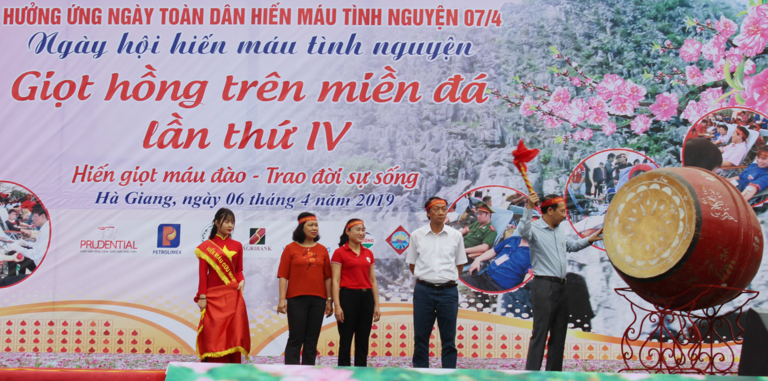 Đồng chí Trần Đức Quý, Phó Chủ tịch UBND tỉnh, Trưởng ban Chỉ đạo vận động hiến máu tình nguyện đánh trống khai hội