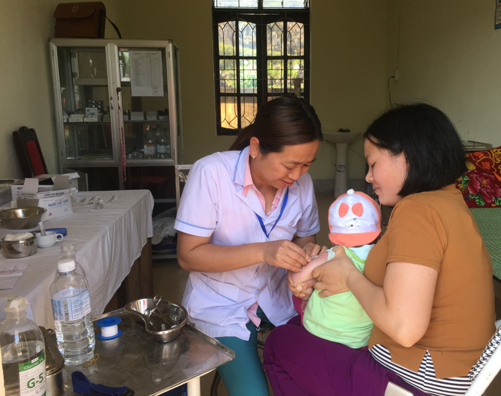 Cán bộ y tế thực hiện tiêm vắc xin phòng bệnh VNNB cho trẻ tại xã Hồ Quáng Phìn