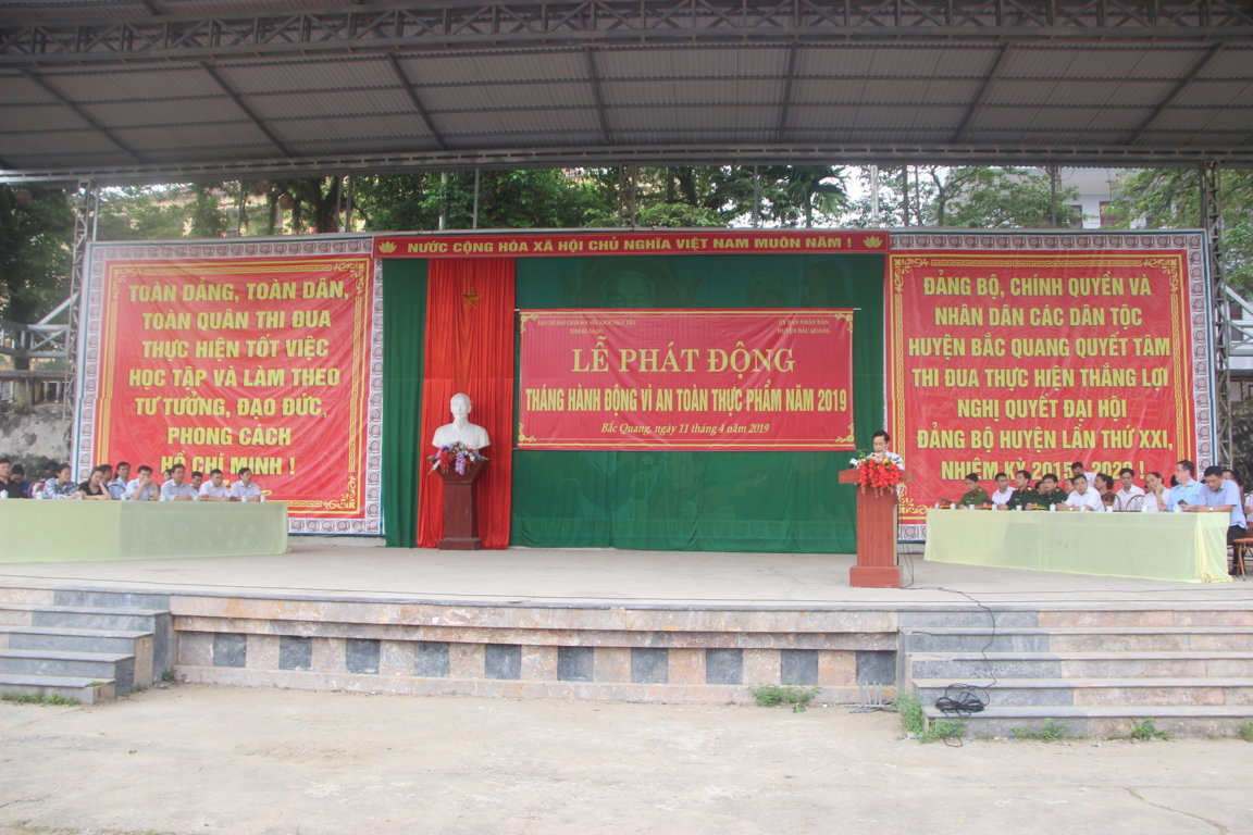 Đ/c Nguyễn Đình Dích, Thường trực BCĐ Chăm sóc sức khỏe nhân dân tỉnh phát biểu tại Lễ phát động