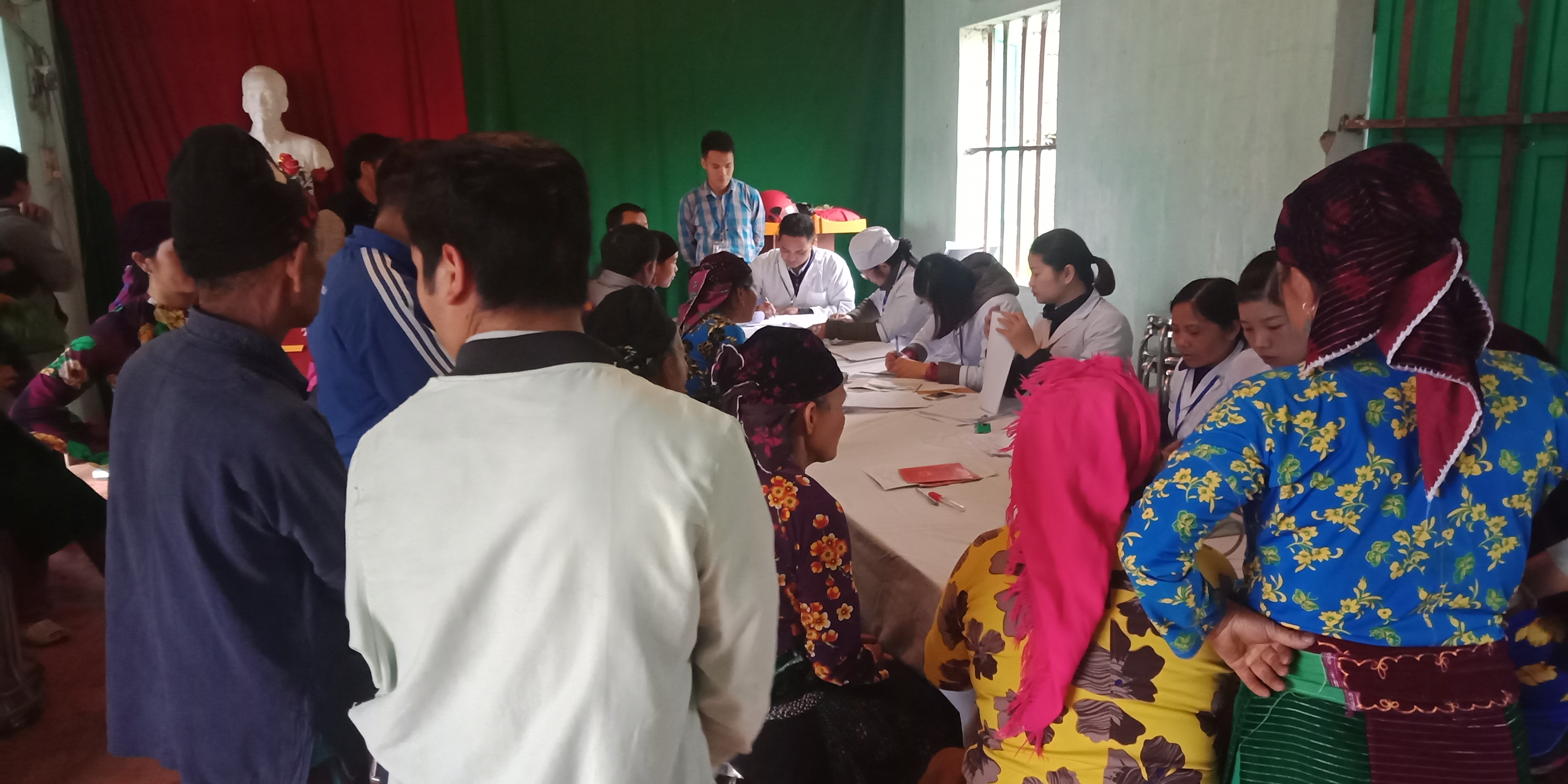 Người dân thôn Lùng Cáng xã Thanh Vân đến khám và cung cấp thông tin về sức khỏe
