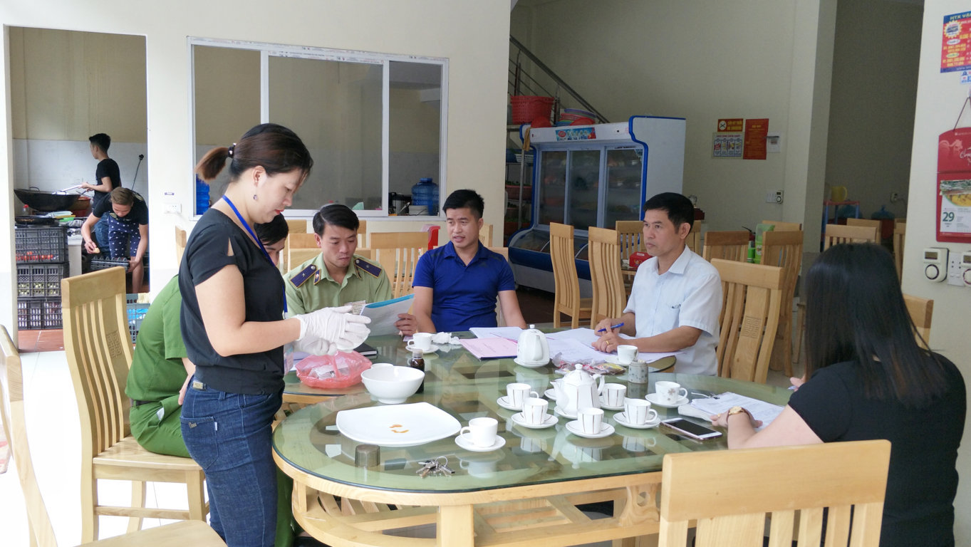 Đoàn kiểm tra liên ngành kiểm tra cơ sở kinh doanh ăn uống trên địa bàn huyện Mèo Vạc