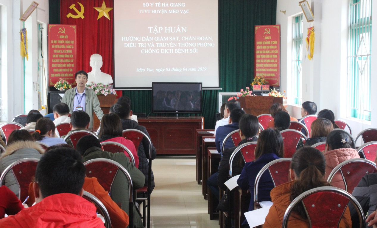 Đ/c Nguyễn Cao Tài, PGĐ Trung tâm Y tế huyện hướng dẫn tại buổi tập huấn