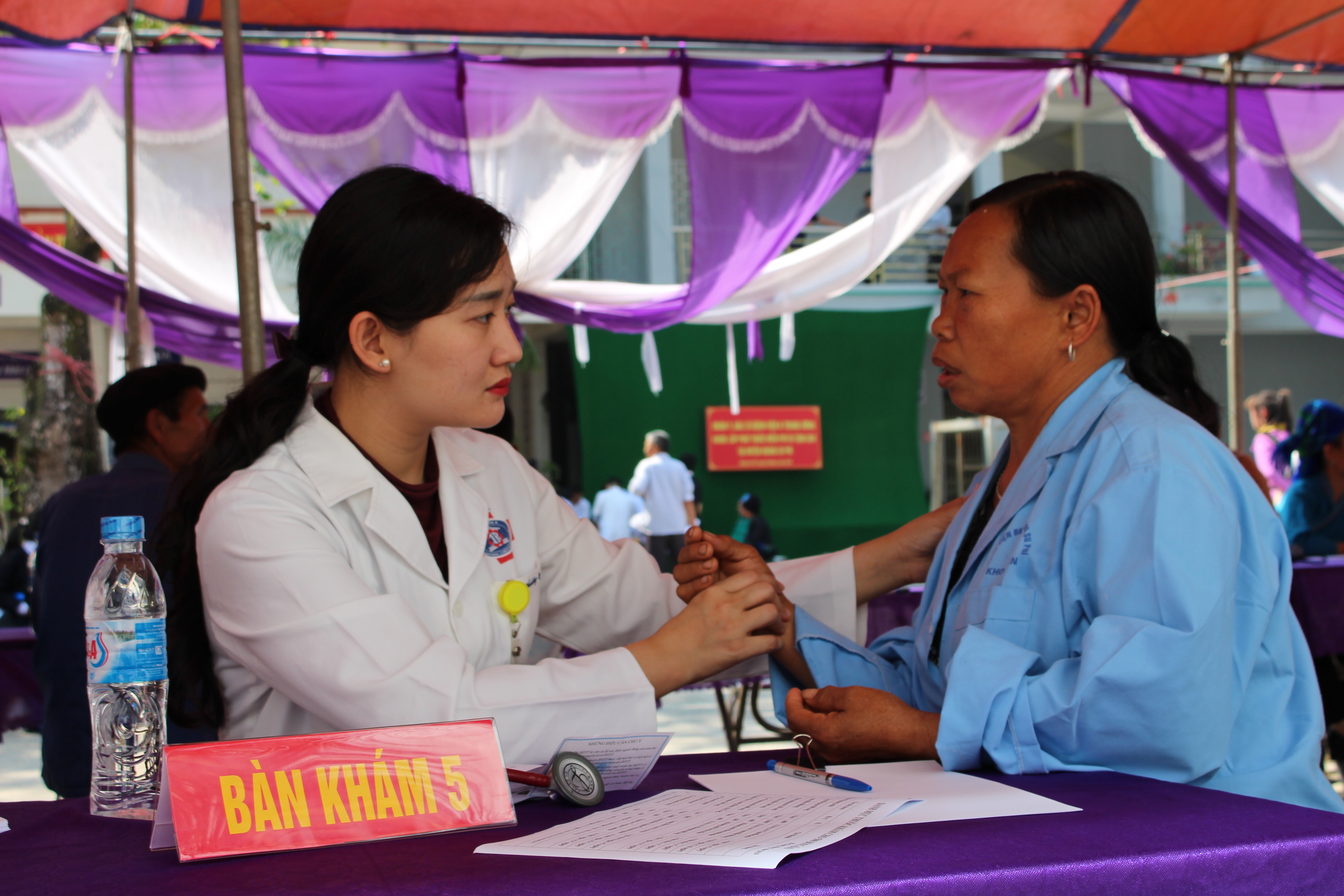 Người dân huyện Hoàng Su PHì được Đoàn khám bệnh miễn phí