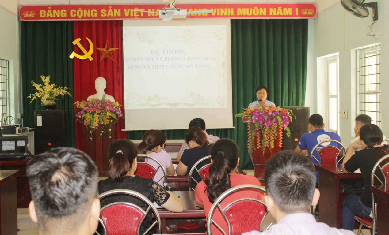 Đồng chí Đinh Văn Lưu, Giám đốc Trung tâm Y tế huyện khai mạc lớp tập huấn