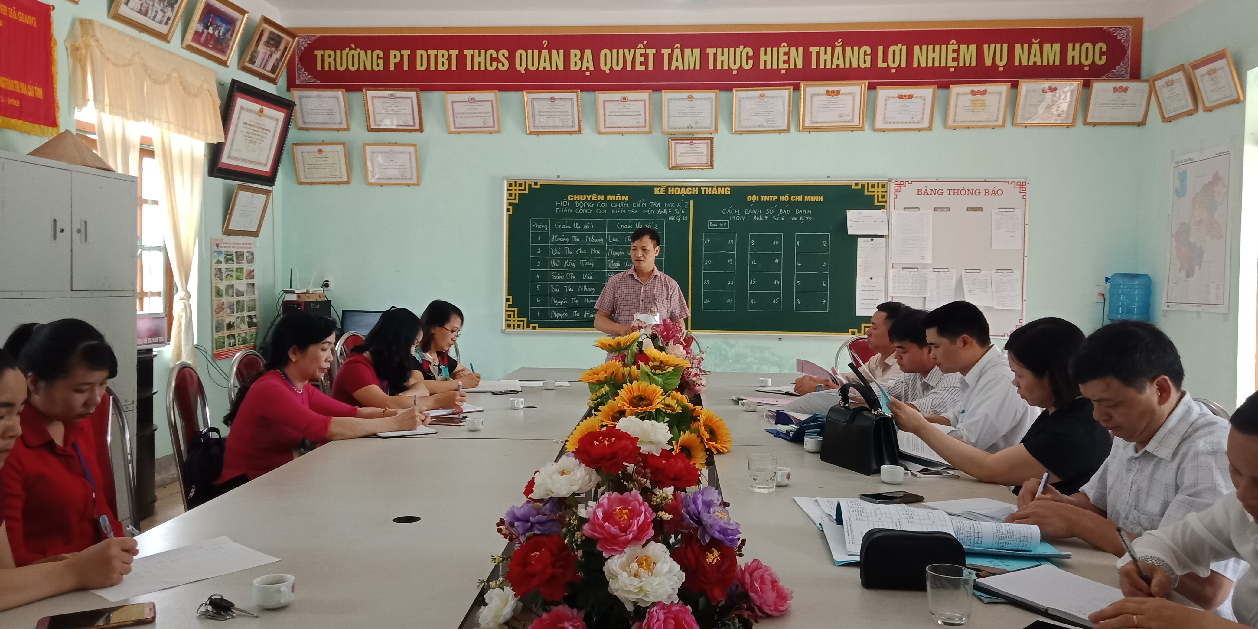 Đ/c Ngọc Thanh Dũng làm việc với lãnh đạo UBND và Ban Giám hiệu các trường học tại xã Quản Bạ