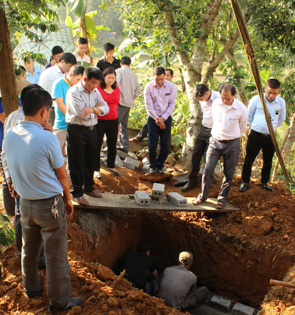 Hướng dẫn kỹ thuật xây dựng, lắp đặt nhà tiêu hợp vệ sinh cho người dân tại xã Ngọc Minh, huyện Vị Xuyên.
