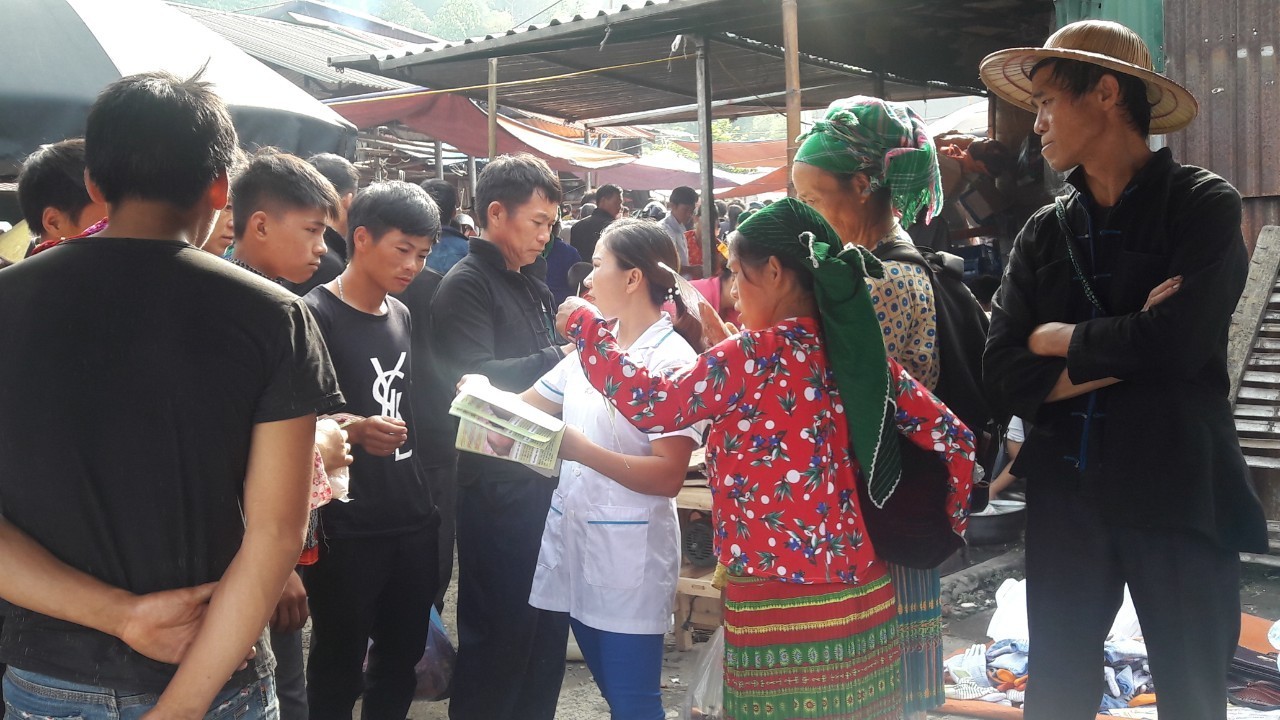 Cán bộ Trung tâm Y tế huyện Yên Minh tuyên truyền tại chợ  thị trấn Yên Minh