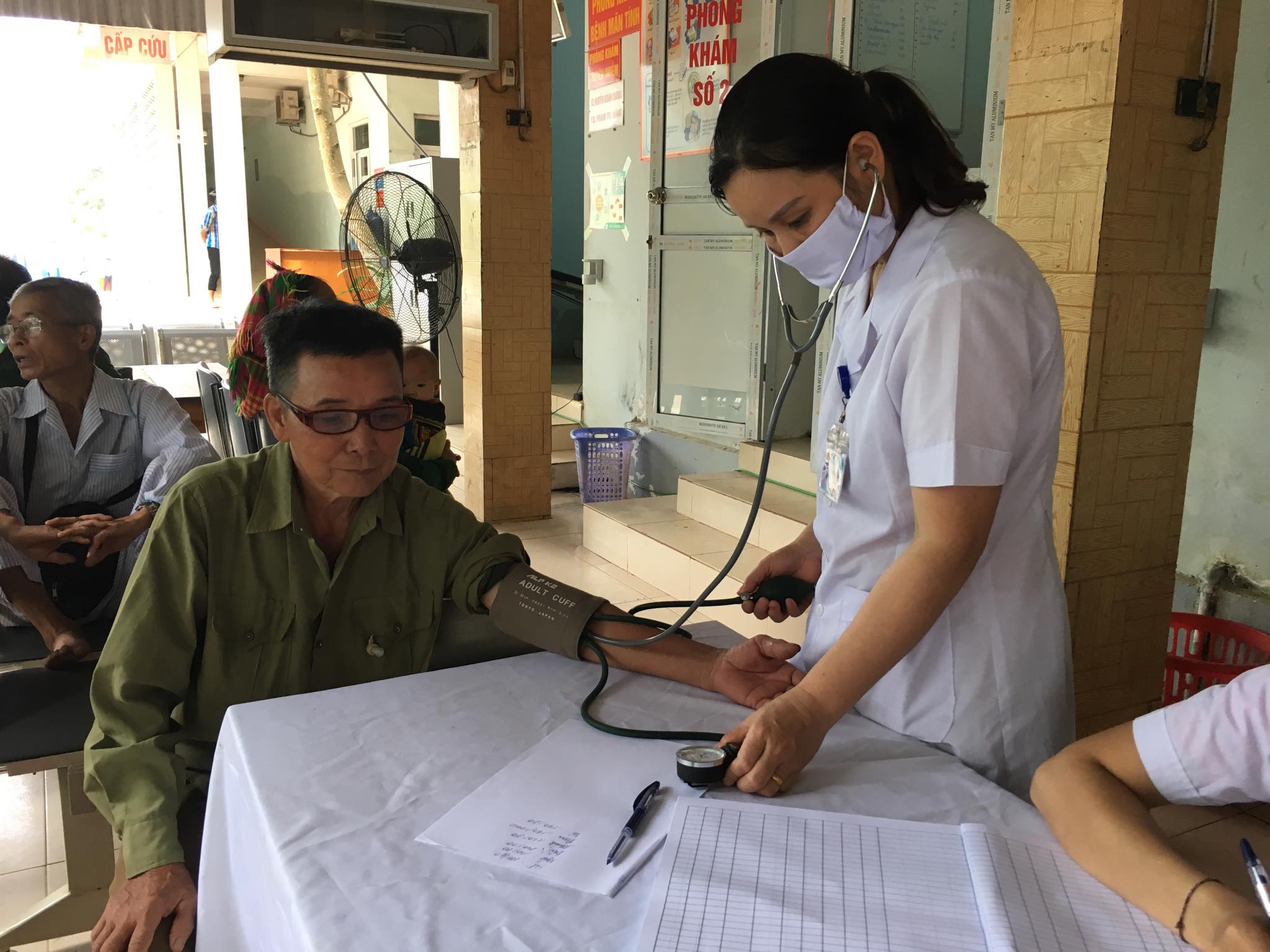 Khám bệnh và phát thuốc miễn phí cho thương binh liệt sĩ trên địa bàn huyện Bắc Mê