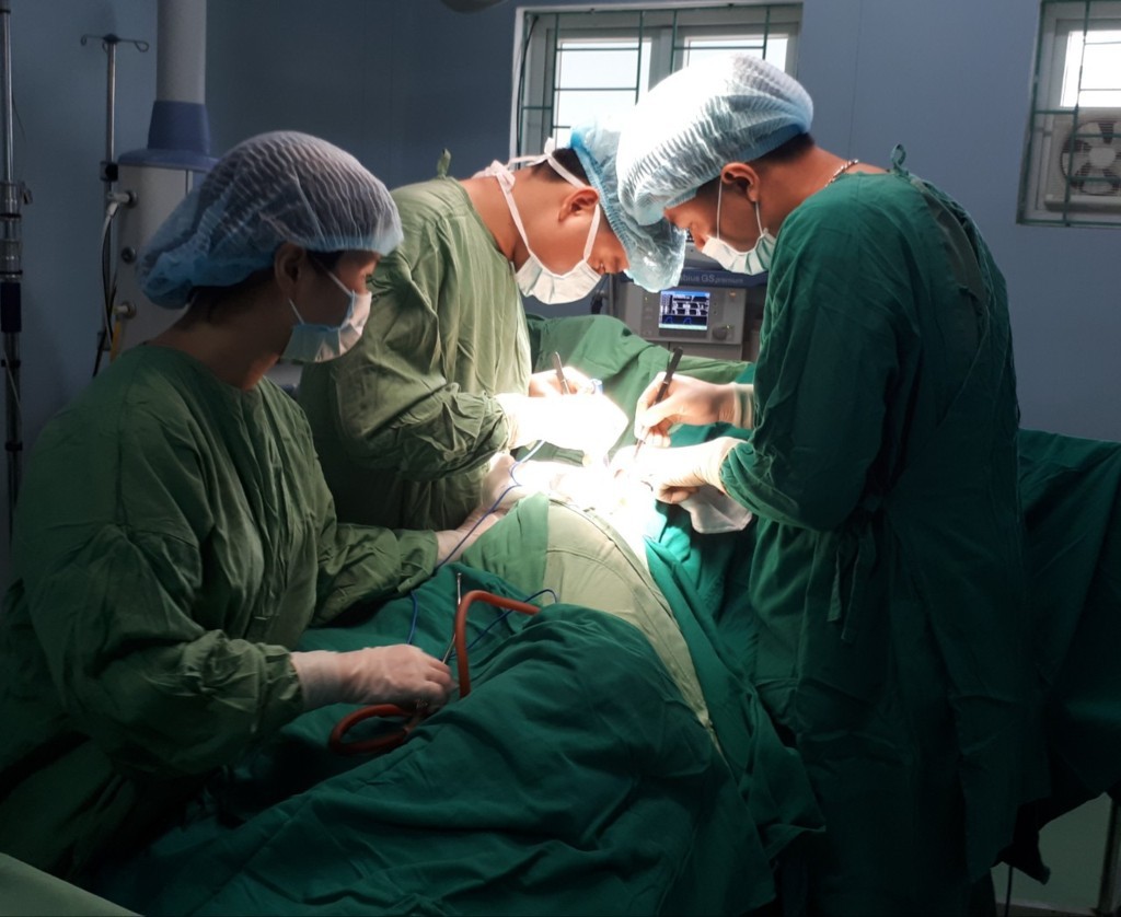 Bệnh viện đa khoa tỉnh phẫu thuật thành công cứu sống người bệnh sốc mất máu do vết thương thấu bụng