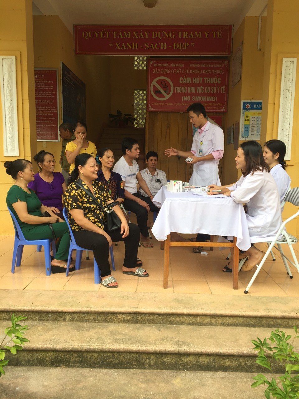 Đoàn y, bác sỹ Trung tâm Kiểm soát bệnh tật khám và cấp thuốc miễn phí cho người dân xã Hùng An huyện Bắc Quang