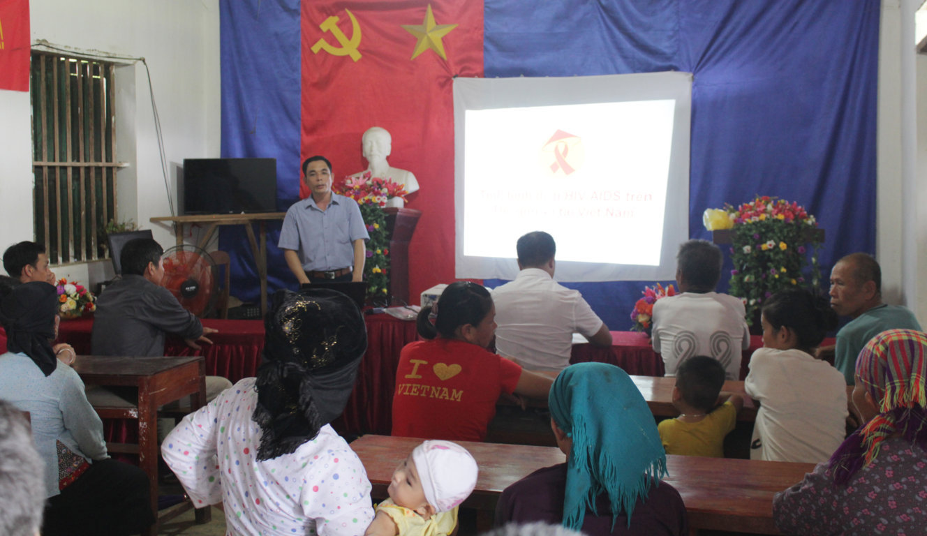 Truyền thông về dự phòng lây nhiễm HIV tại thôn Bản Tắn, xã Yên Phong, huyện Bắc Mê