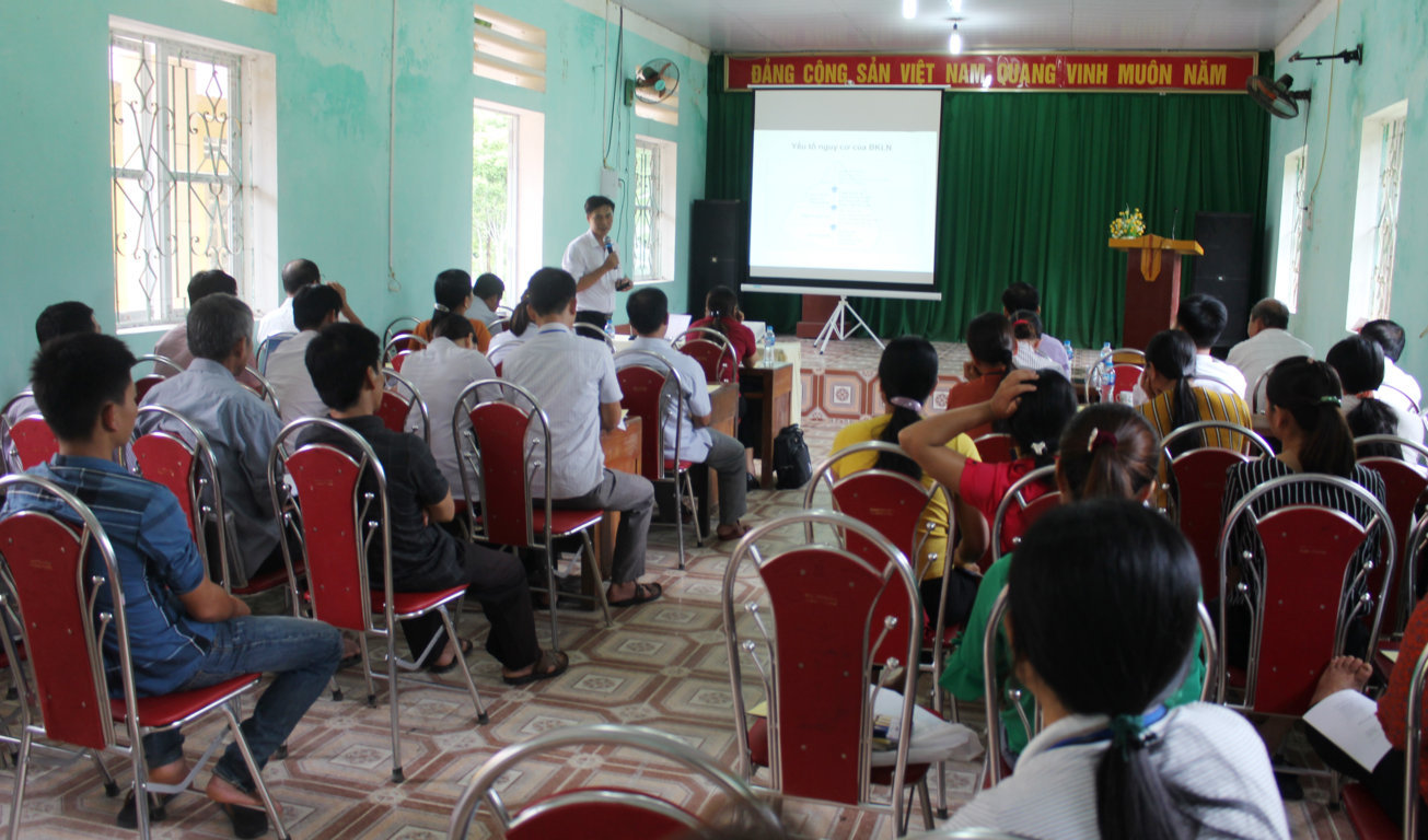 Giảng viên Viện Vệ sinh dịch tễ Trung ương tập huấn cho nhân viên y tế thôn bản tại xã Tùng Bá huyện Vị Xuyên