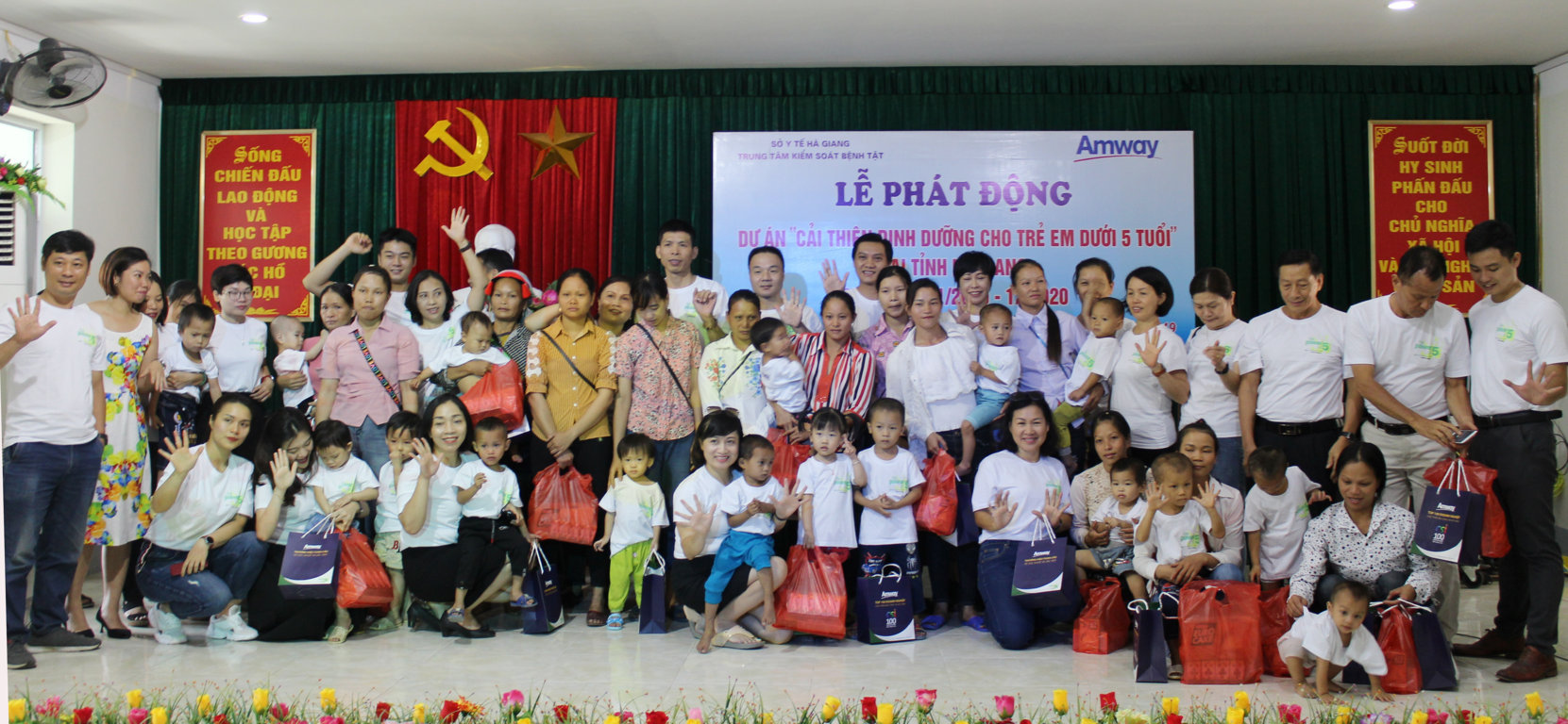 Dự án trao 20 xuất quà cho các cháu bị suy dinh dưỡng của xã Phương Độ, thành phố Hà Giang