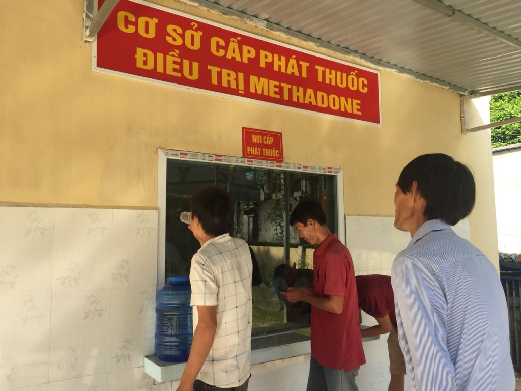 Người bệnh đến uống thuốc Methadone tại Trạm Y tế thị trấn Vĩnh Tuy