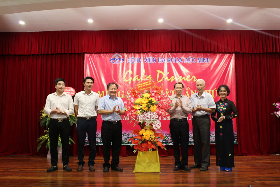 Đồng chí Trần Đức Quý, Tỉnh ủy viên, Phó Chủ tịch UBND tỉnh tặng hoa chúc mừng Ban Giám đốc bệnh viện